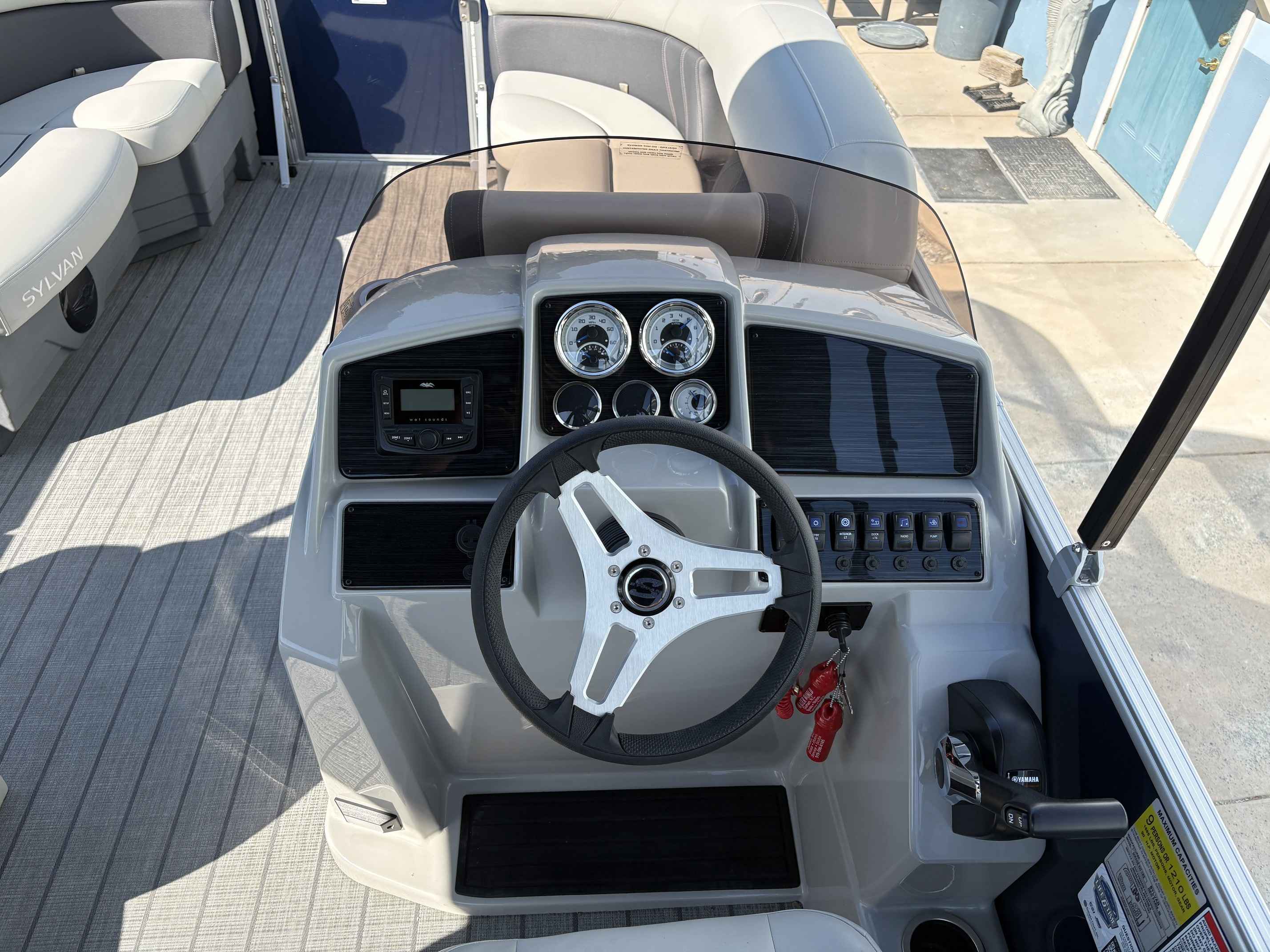 2025 Sylvan Mirage Cruise 820-12