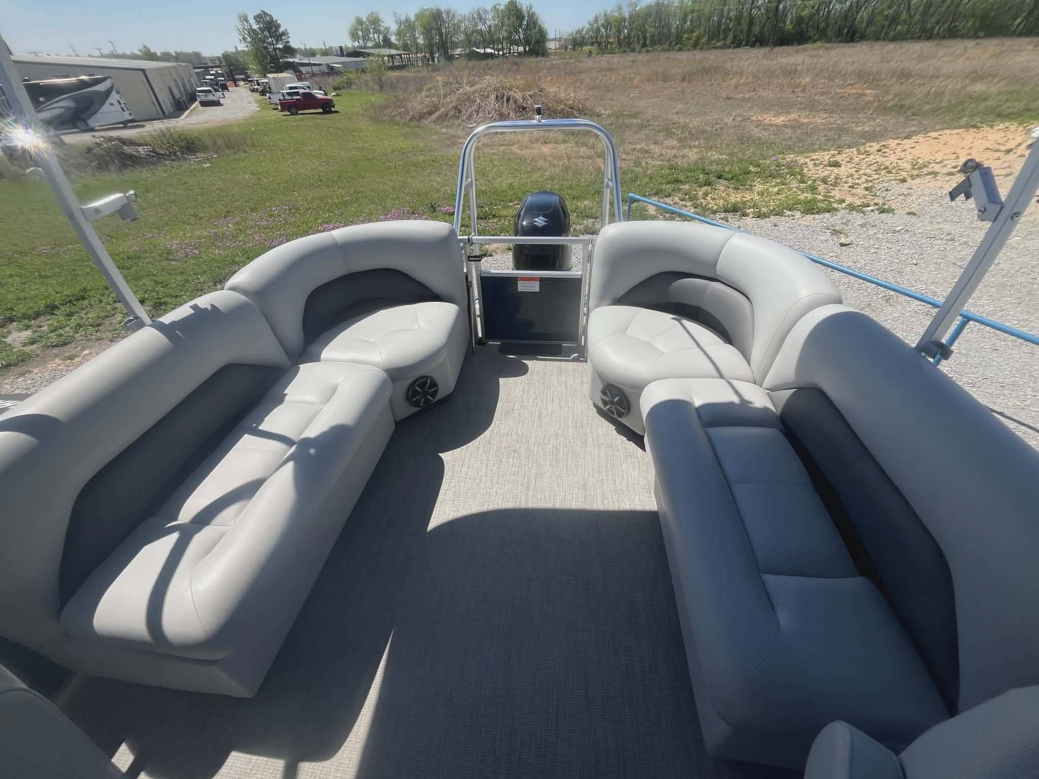  2026 Veranda Vista Sport VS22RC Tritoon w/ Yamaha F200LC + Trailer-4