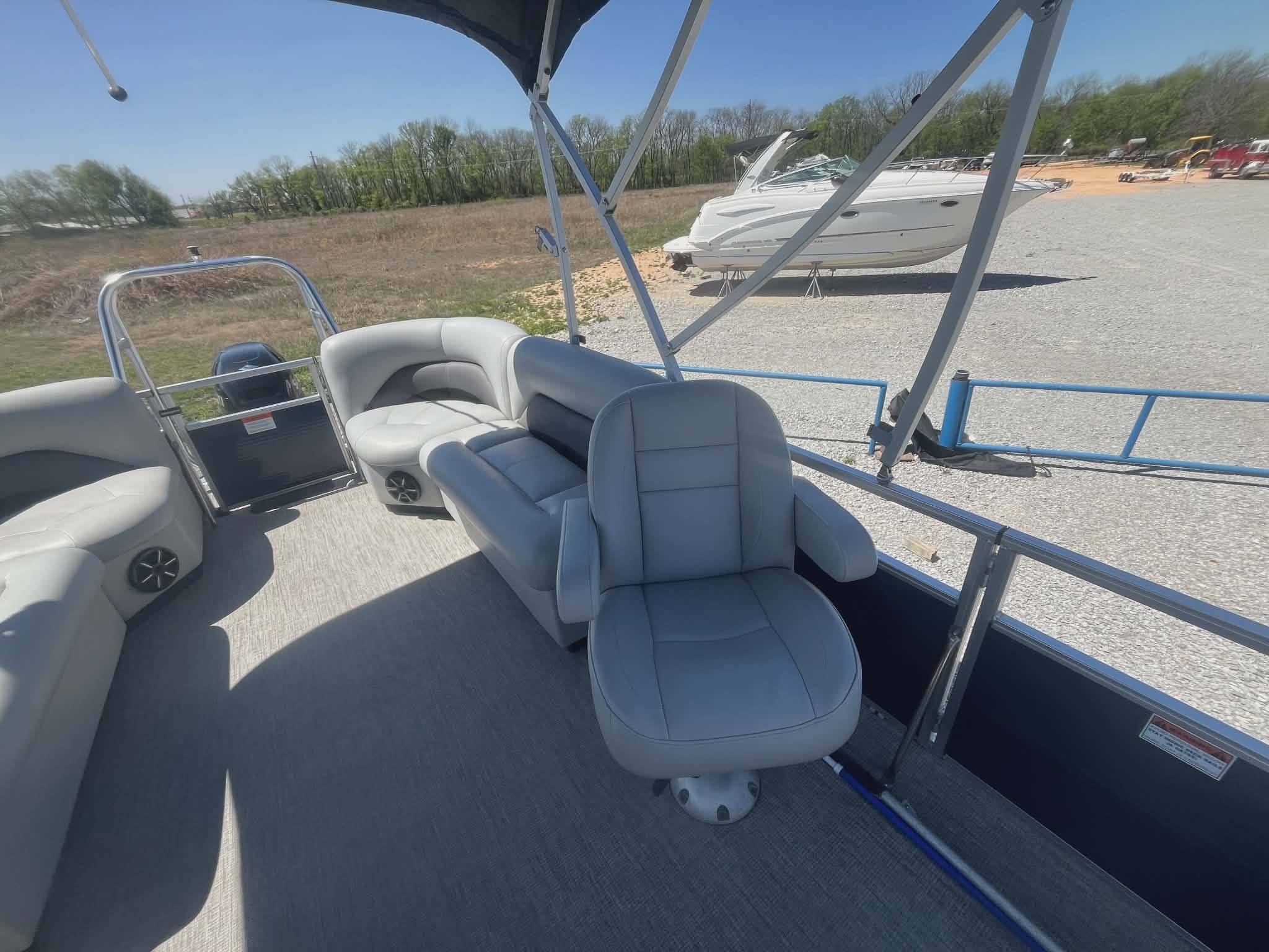  2026 Veranda Vista Sport VS22RC Tritoon w/ Yamaha F200LC + Trailer-9