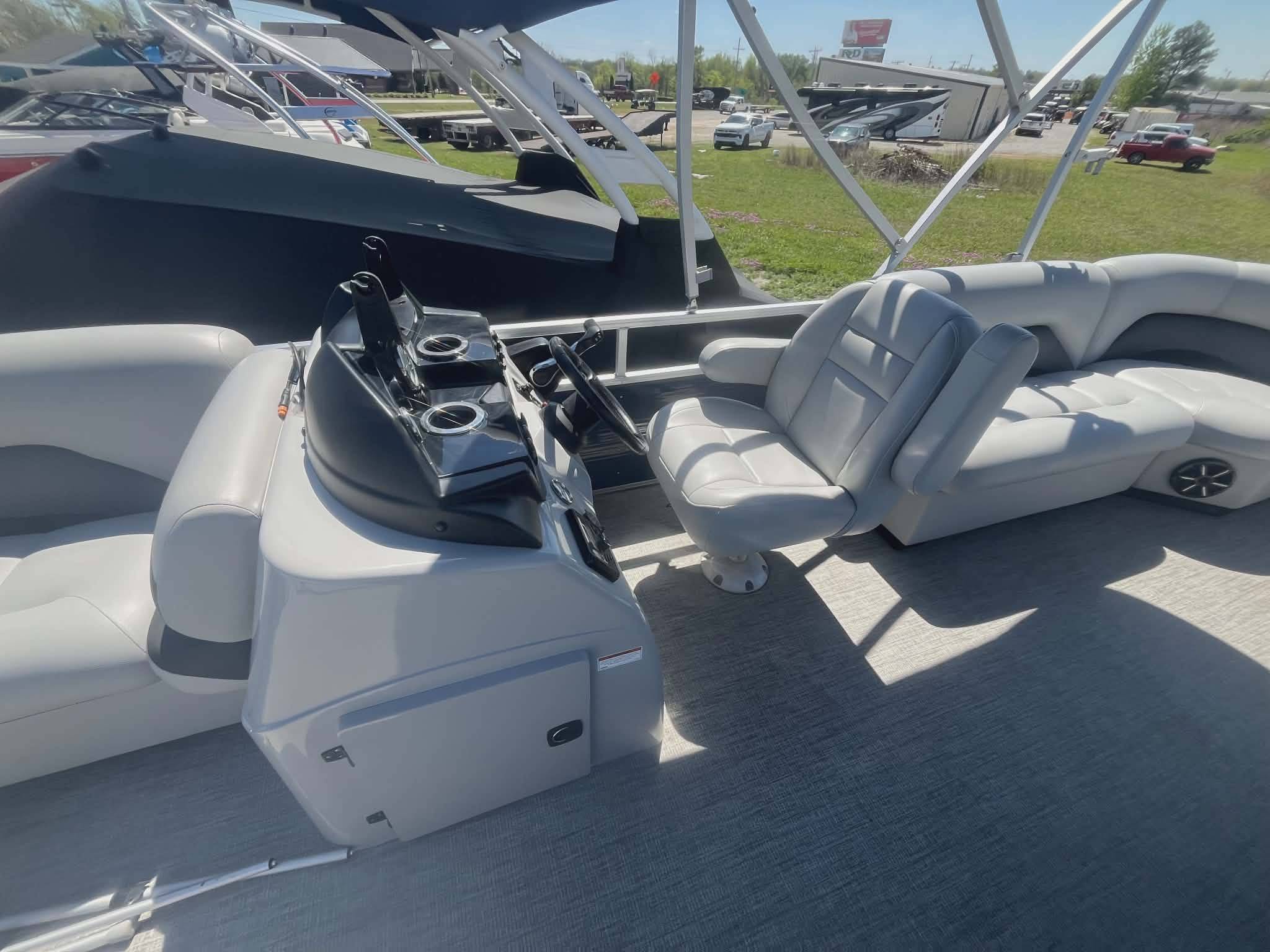  2026 Veranda Vista Sport VS22RC Tritoon w/ Yamaha F200LC + Trailer-10