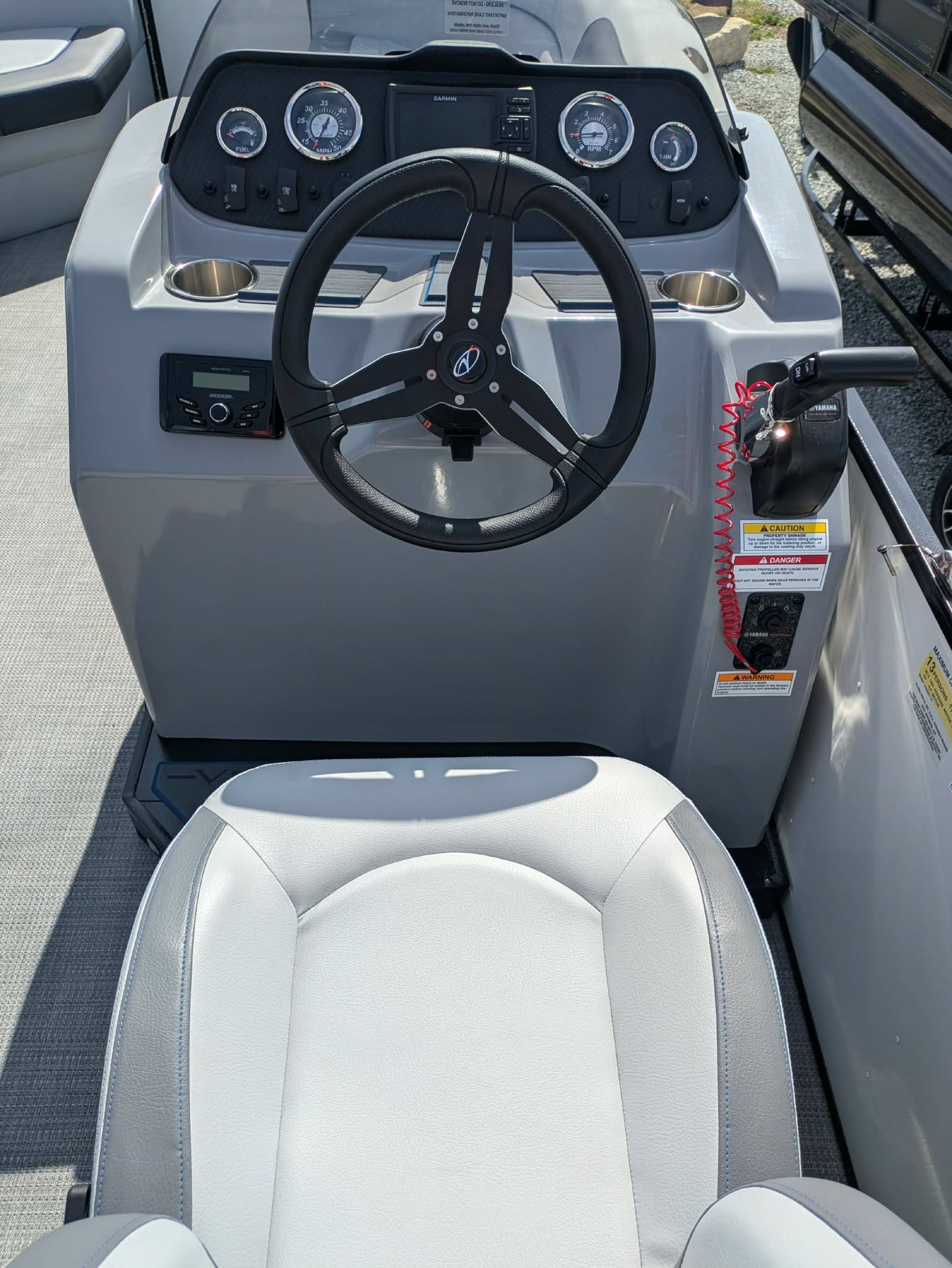  2026 Veranda Vista Sport VS22RC Tritoon w/ Yamaha F200LC + Trailer-13