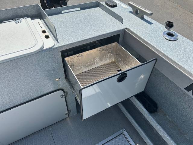  Kingfisher 2225 Escape Hardtop-13