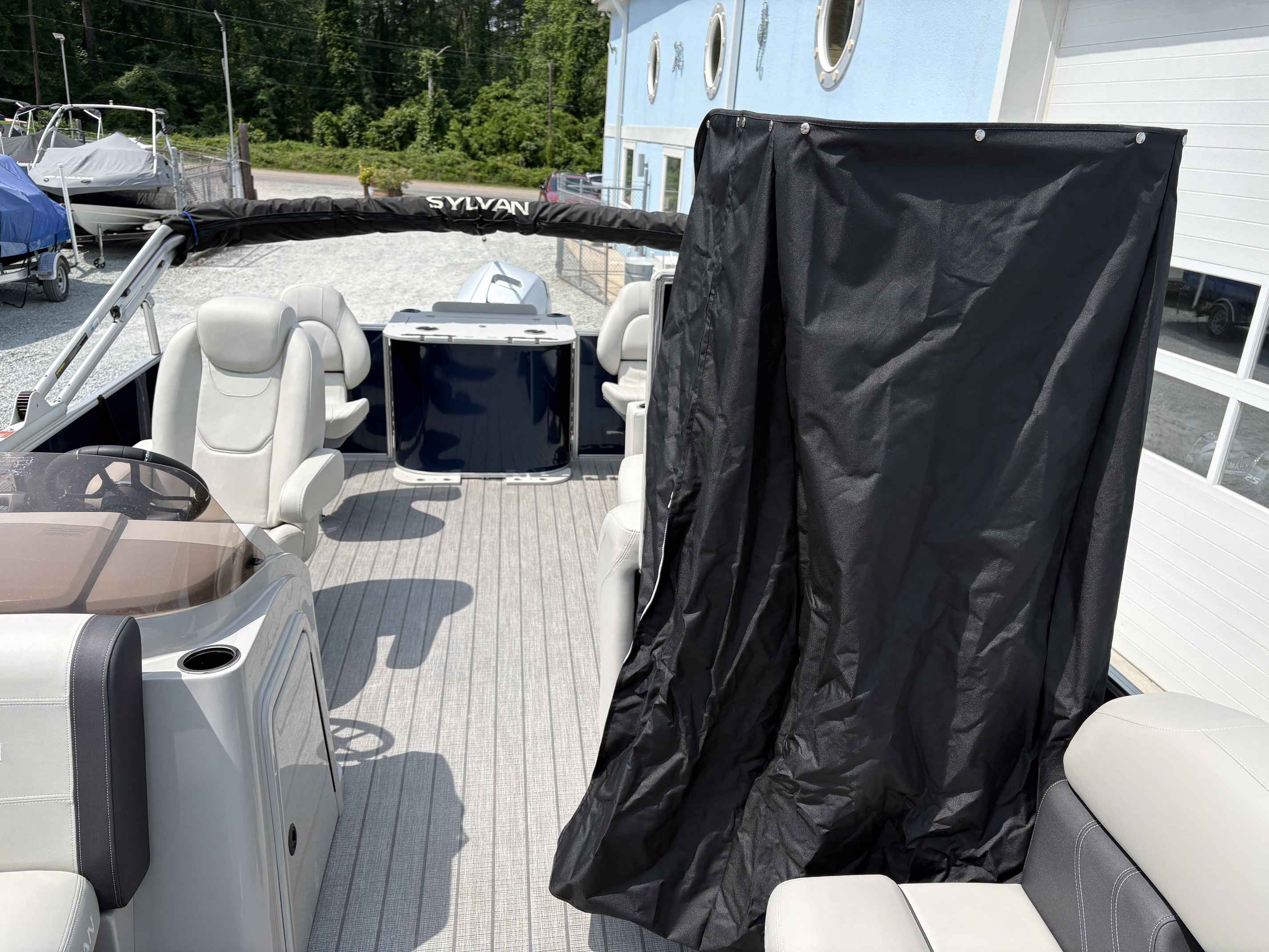 2026 Sylvan Mirage 8520 Party Fish-7