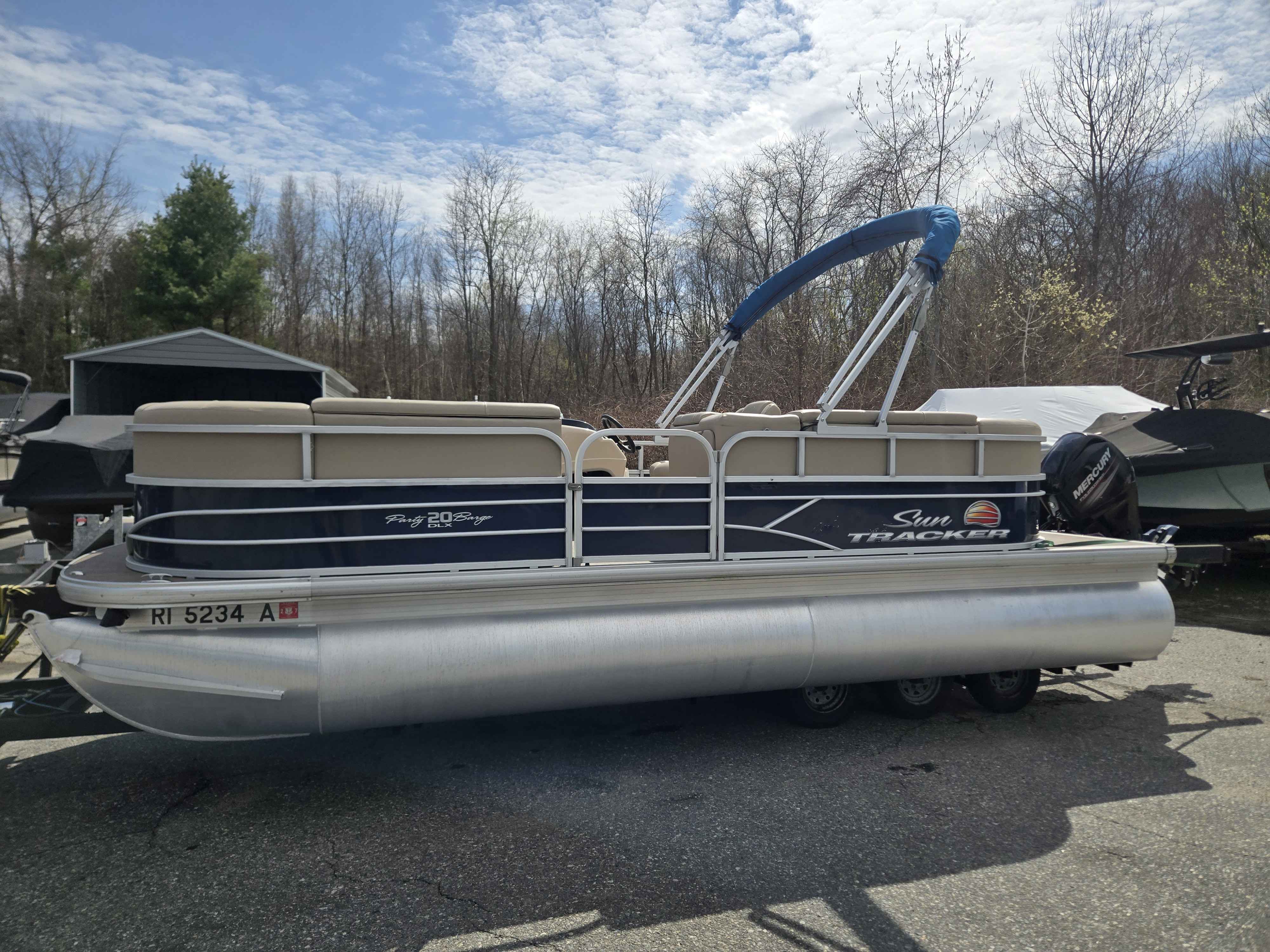2019 Sun tracker 20 DLX Party Barge-1