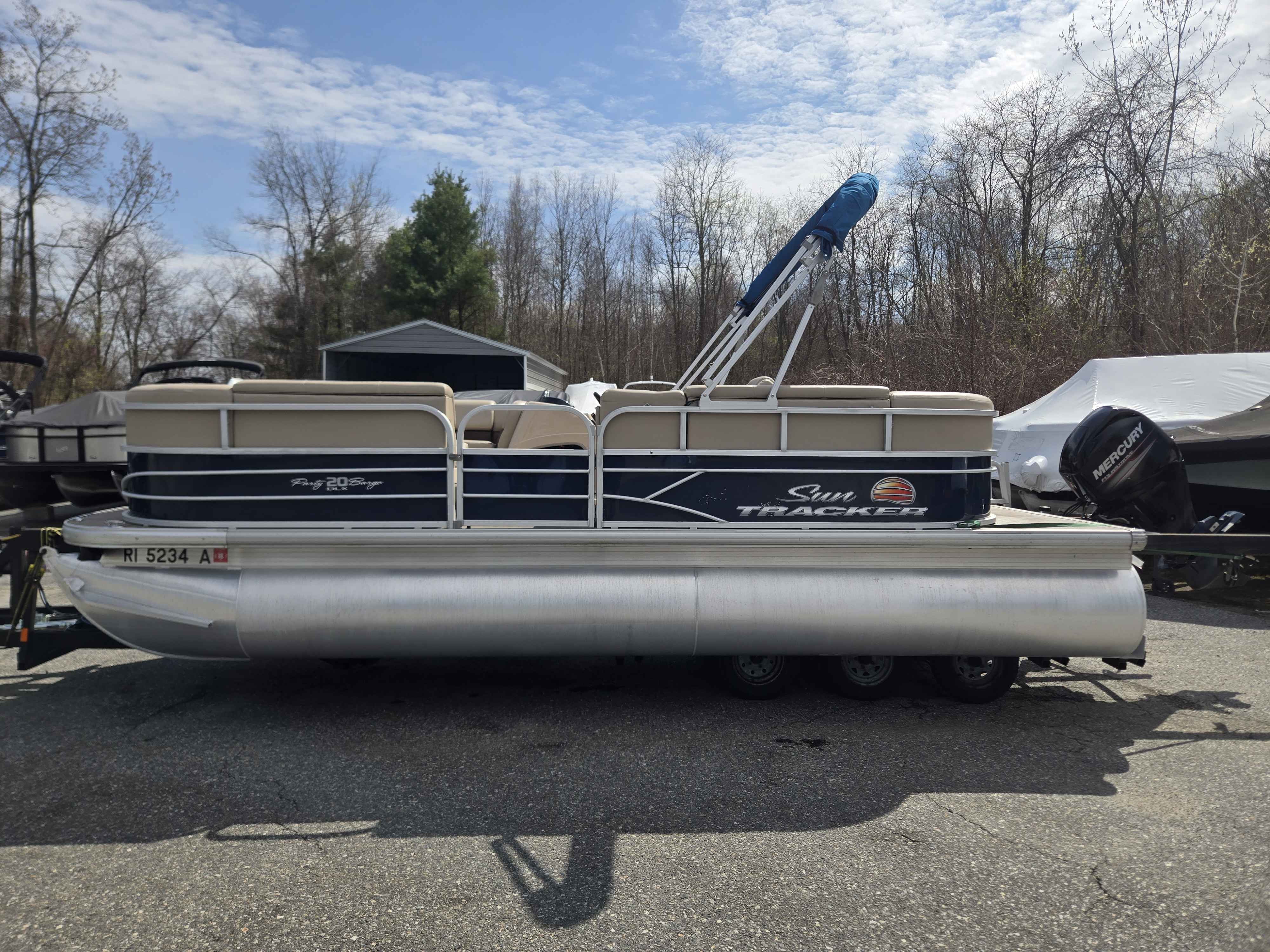 2019 Sun tracker 20 DLX Party Barge-2
