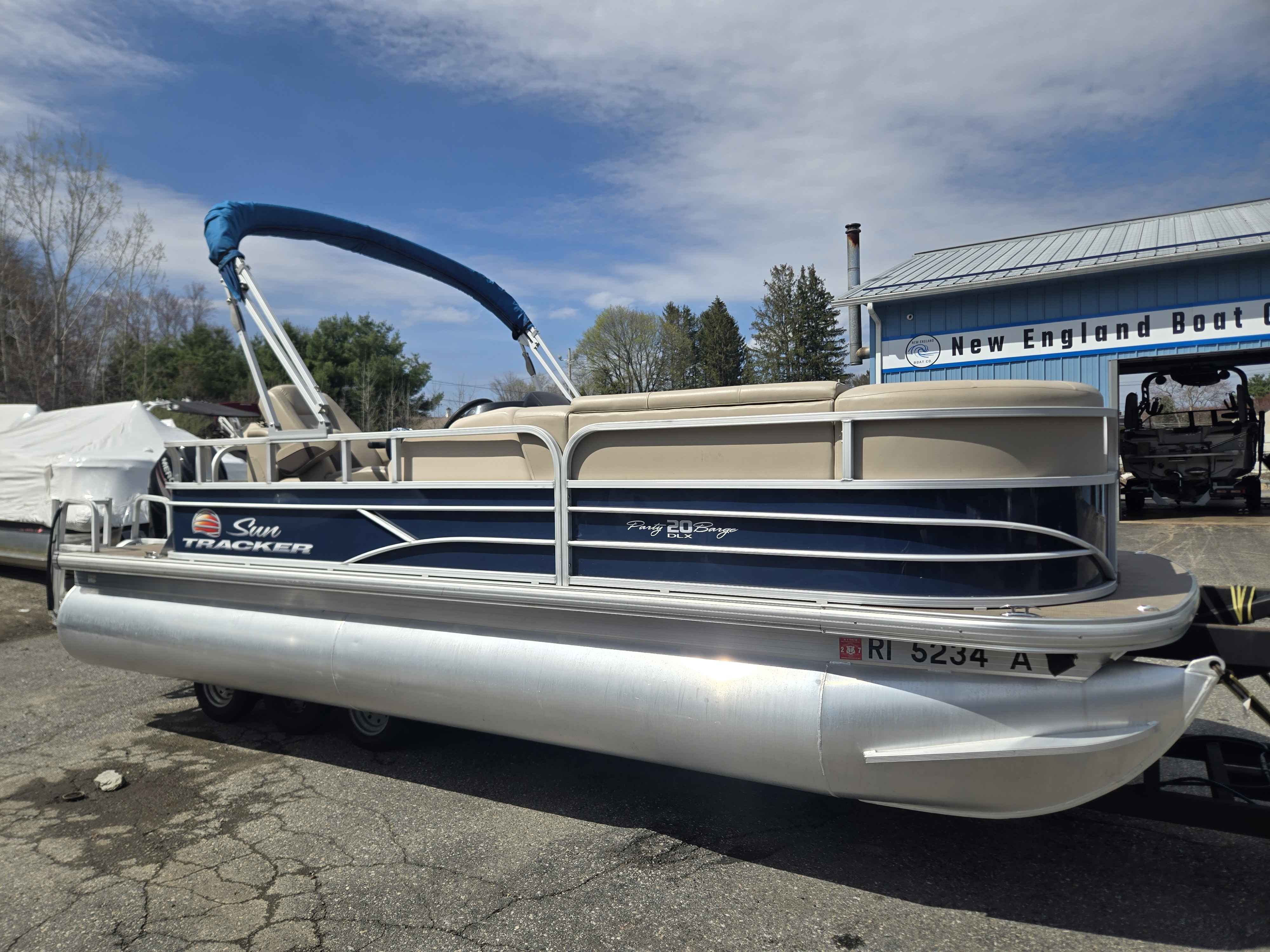 2019 Sun tracker 20 DLX Party Barge-3