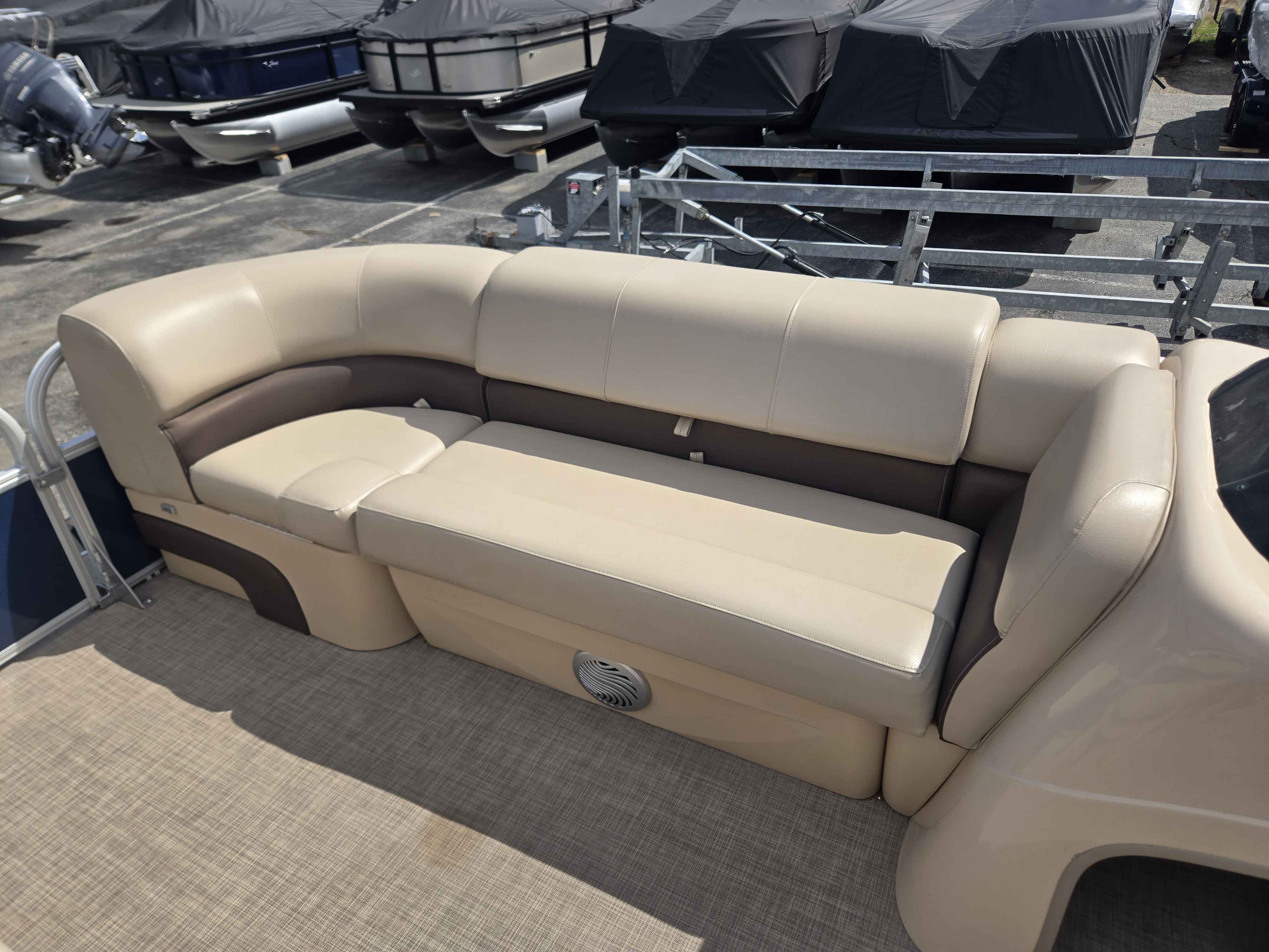 2019 Sun tracker 20 DLX Party Barge-5