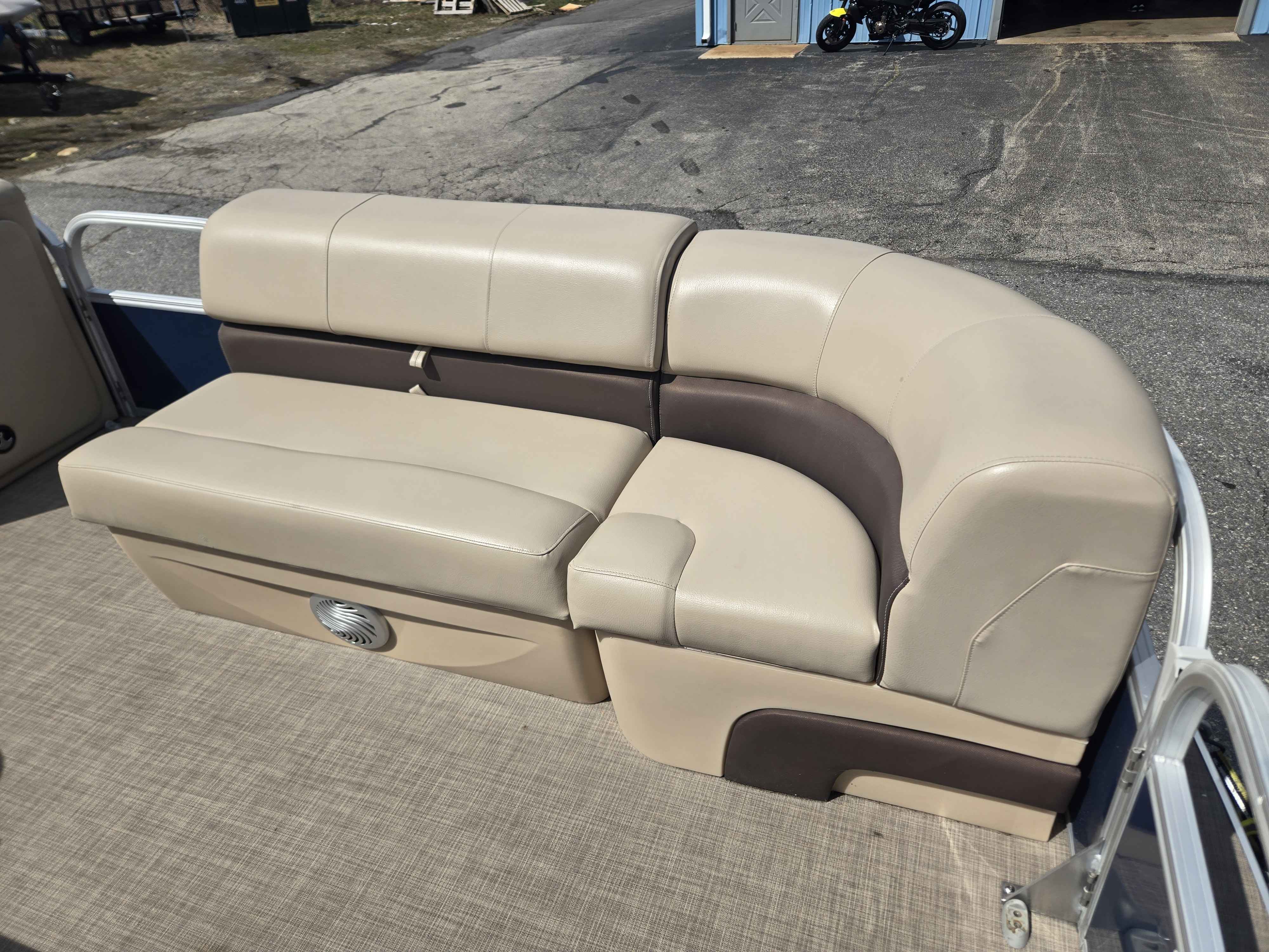 2019 Sun tracker 20 DLX Party Barge-6
