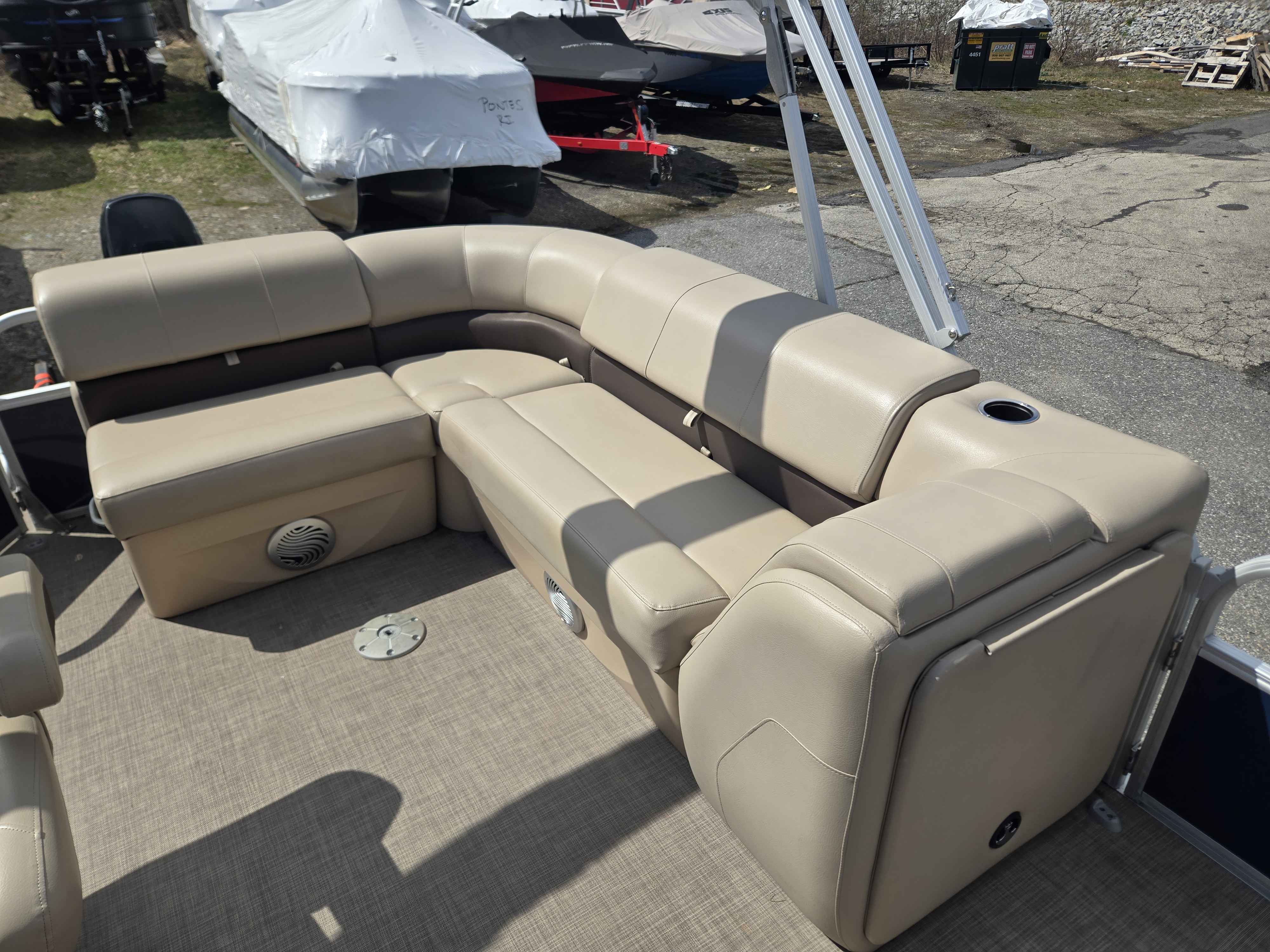 2019 Sun tracker 20 DLX Party Barge-7