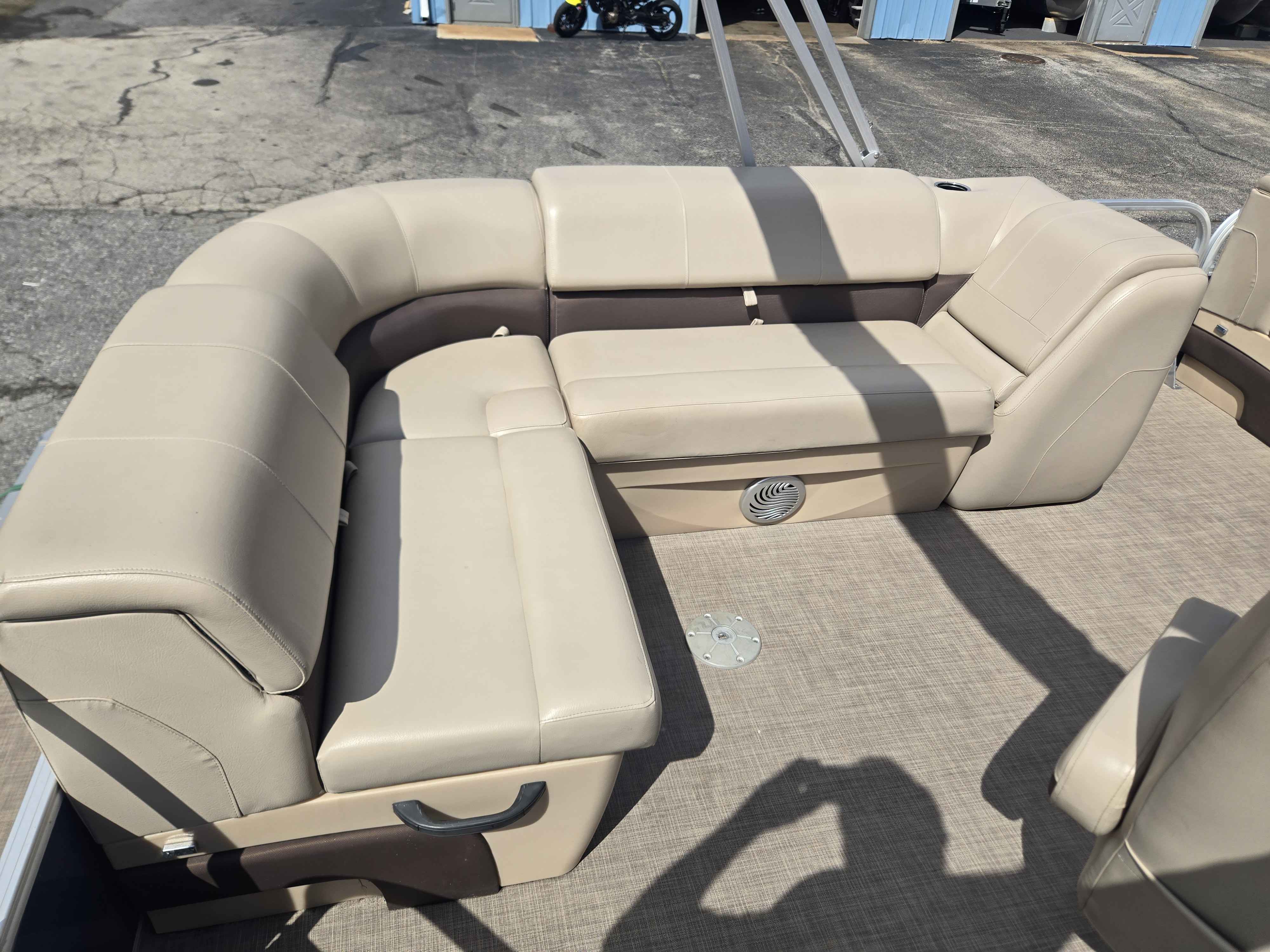 2019 Sun tracker 20 DLX Party Barge-8