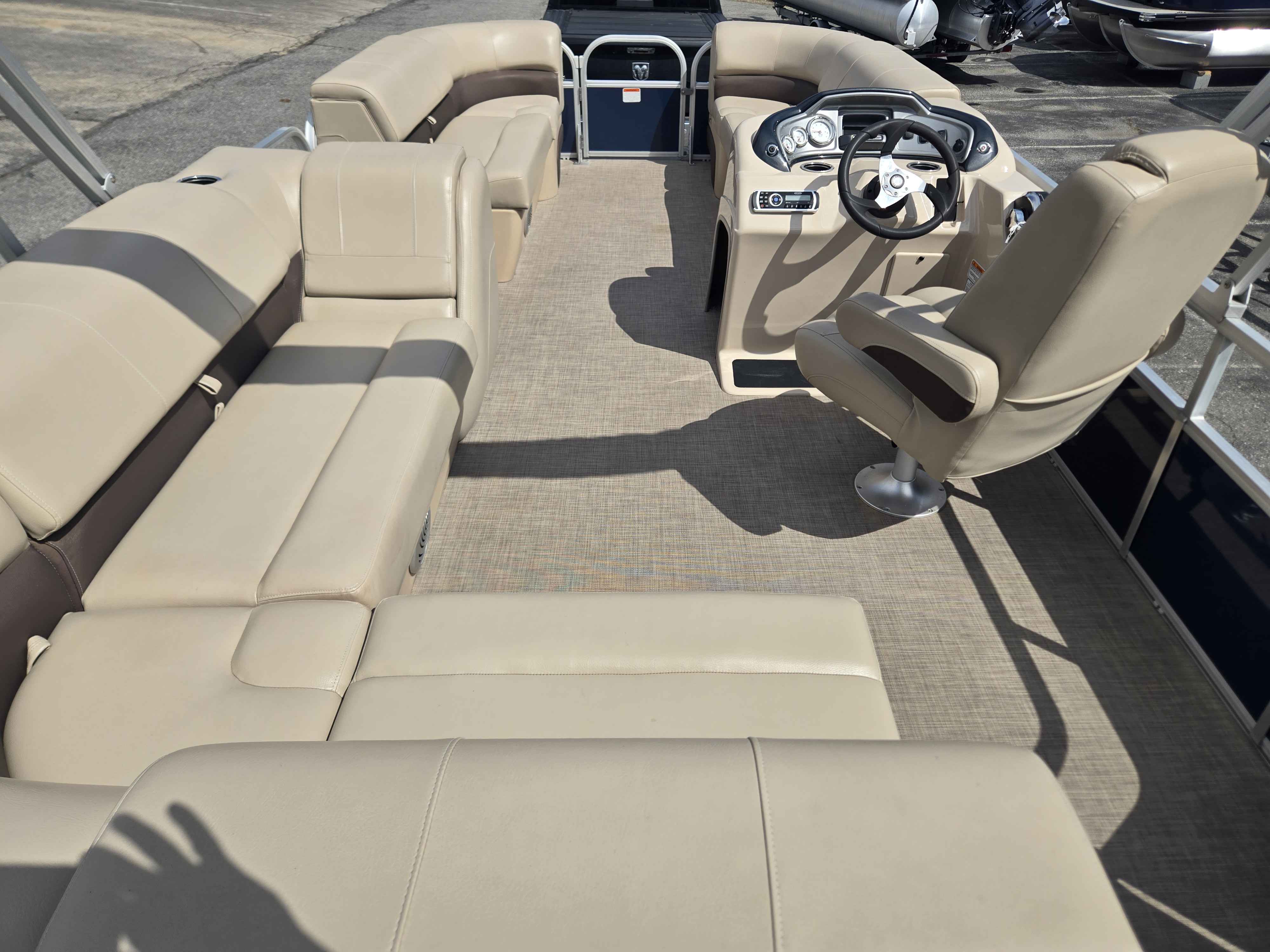 2019 Sun tracker 20 DLX Party Barge-9