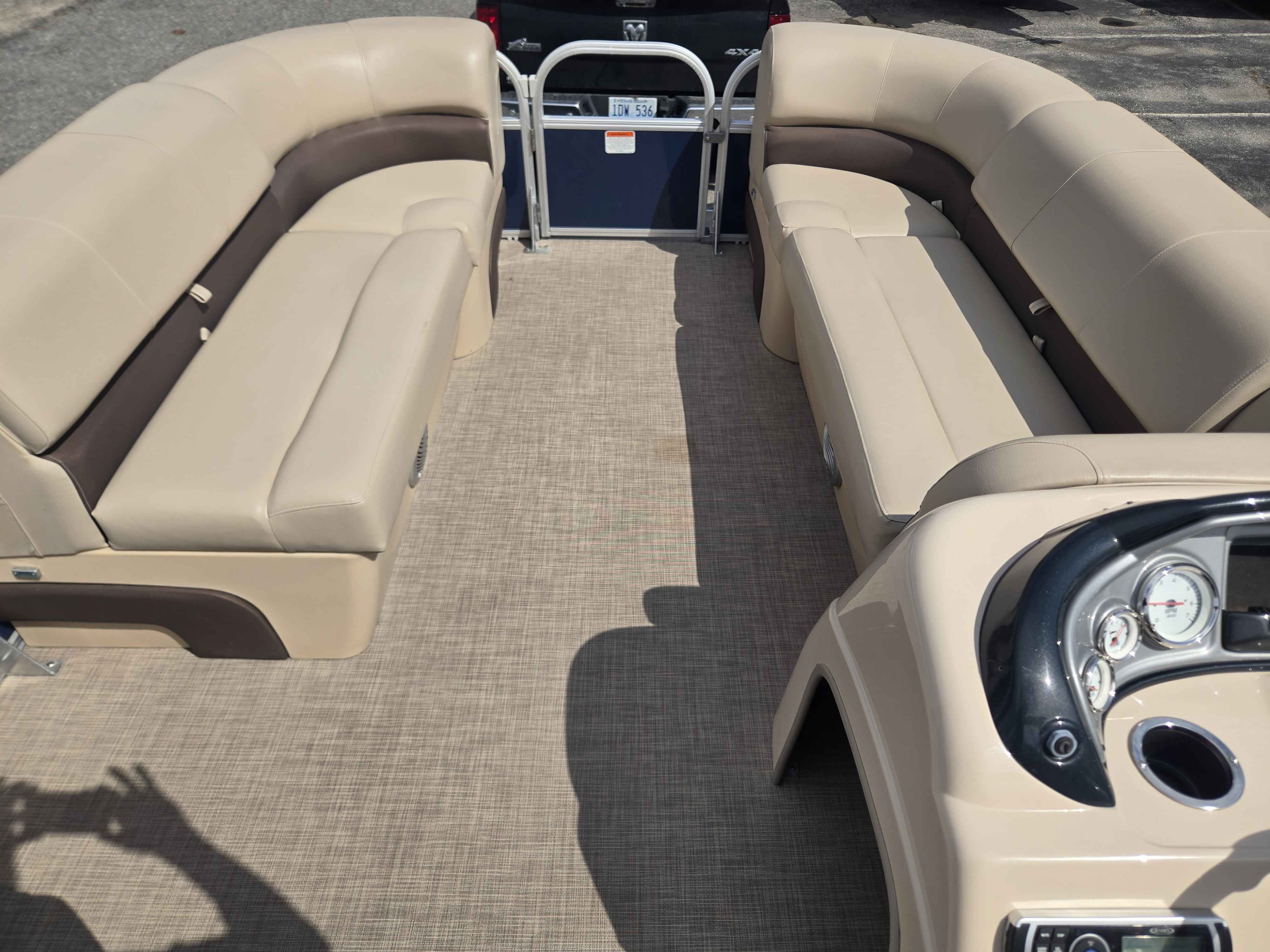 2019 Sun tracker 20 DLX Party Barge-10