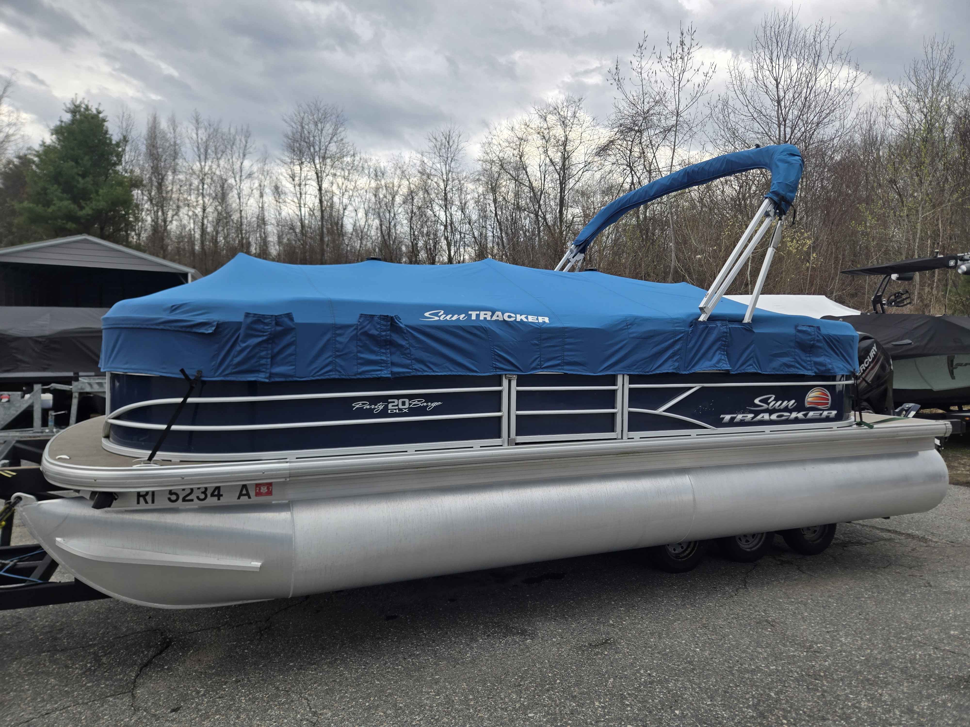 2019 Sun tracker 20 DLX Party Barge-13