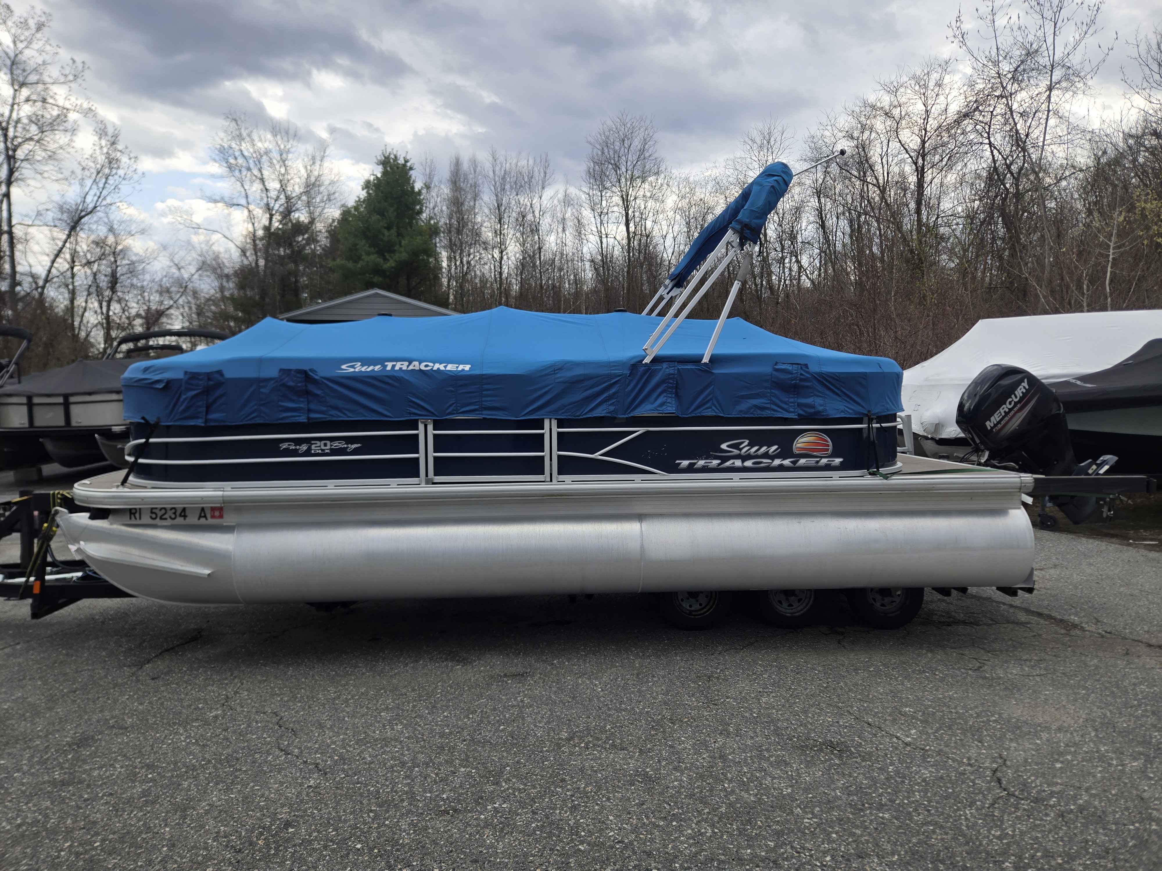 2019 Sun tracker 20 DLX Party Barge-14