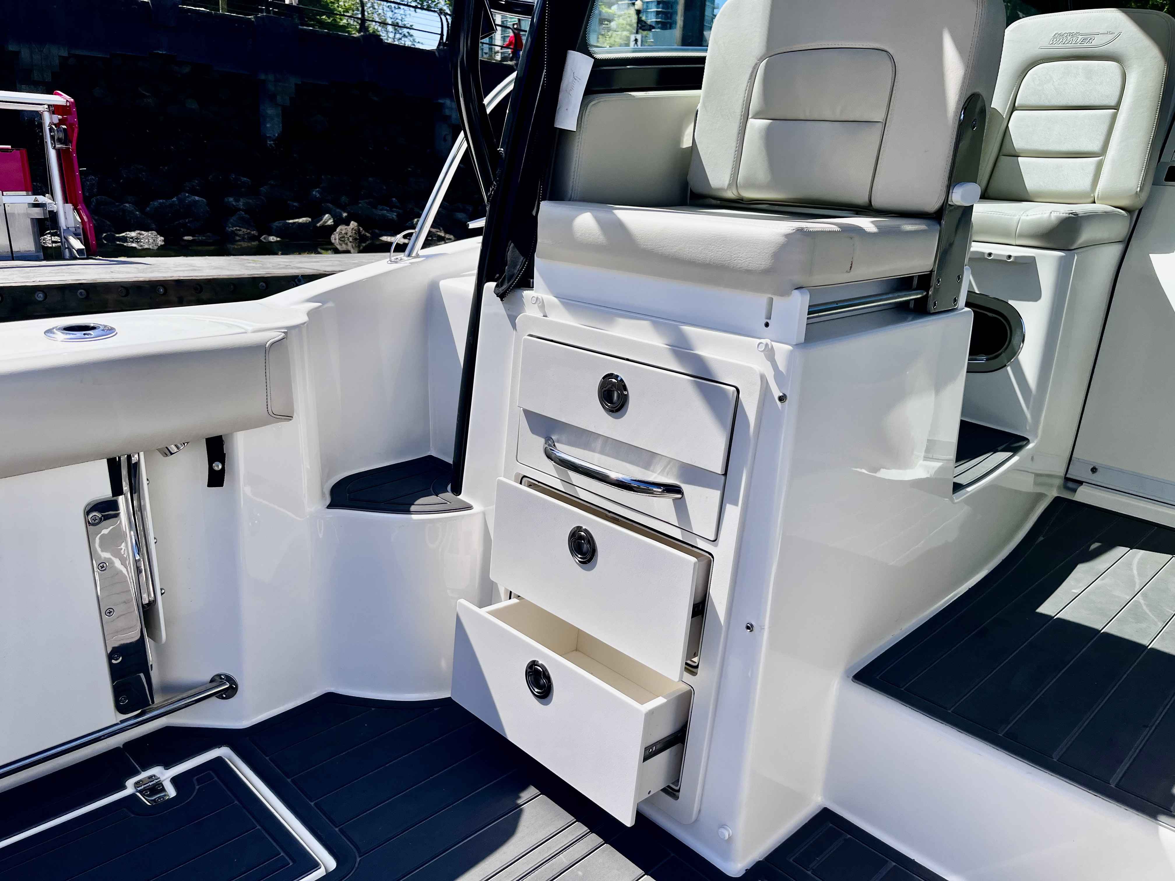 Pre-Owned 2023 Boston whaler 285 Conquest for Sale | Vancouver, BC | M&P Yacht Centre | 685961aa1b0afcba3a041cd8