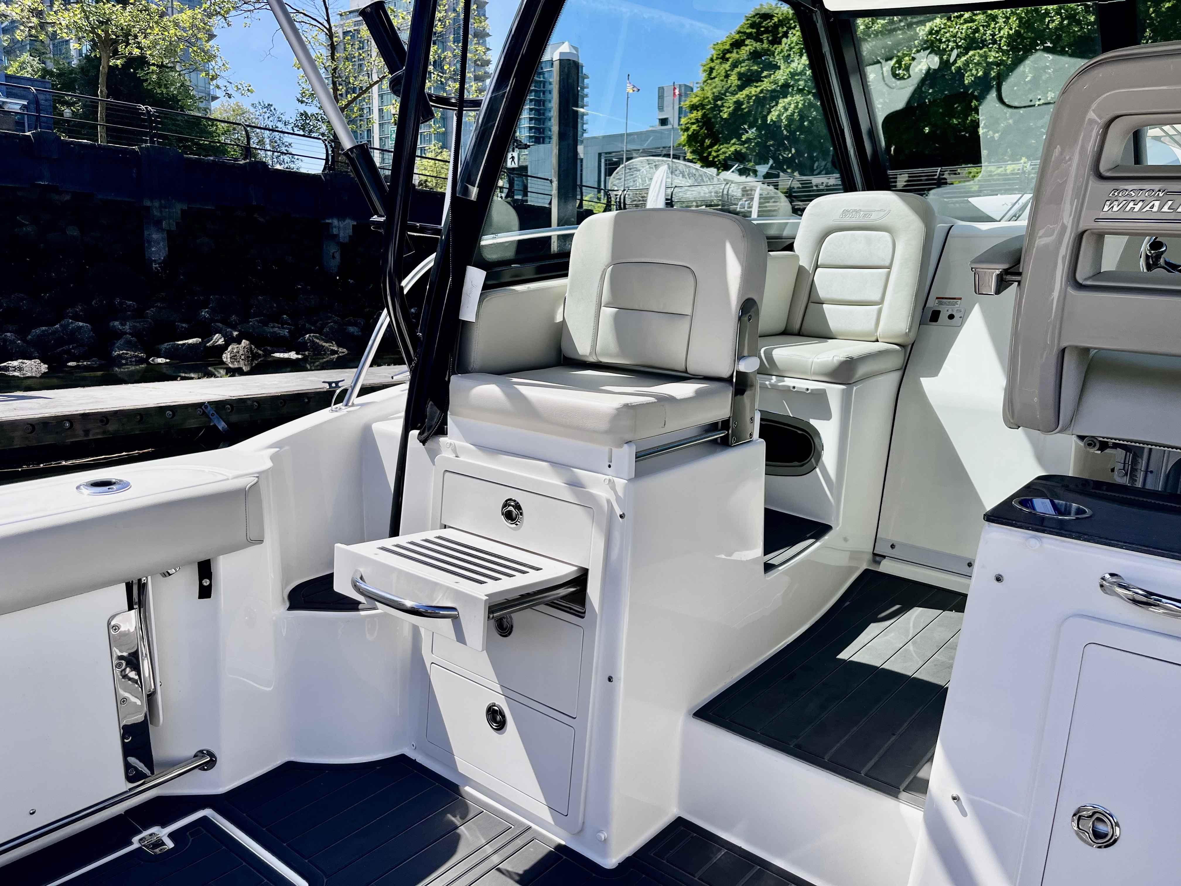 Pre-Owned 2023 Boston whaler 285 Conquest for Sale | Vancouver, BC | M&P Yacht Centre | 685961aa1b0afcba3a041cd8