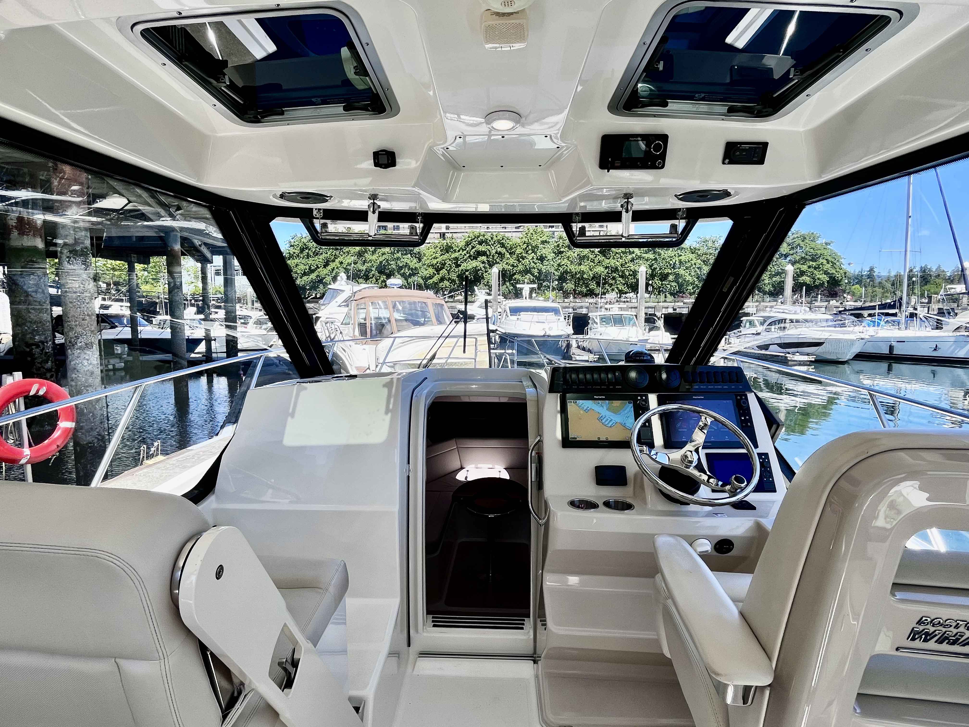 Pre-Owned 2020 Boston whaler 325 Pilothouse for Sale | Vancouver, BC | M&P Yacht Centre | 6a1a1b21a1595ac0f406219b