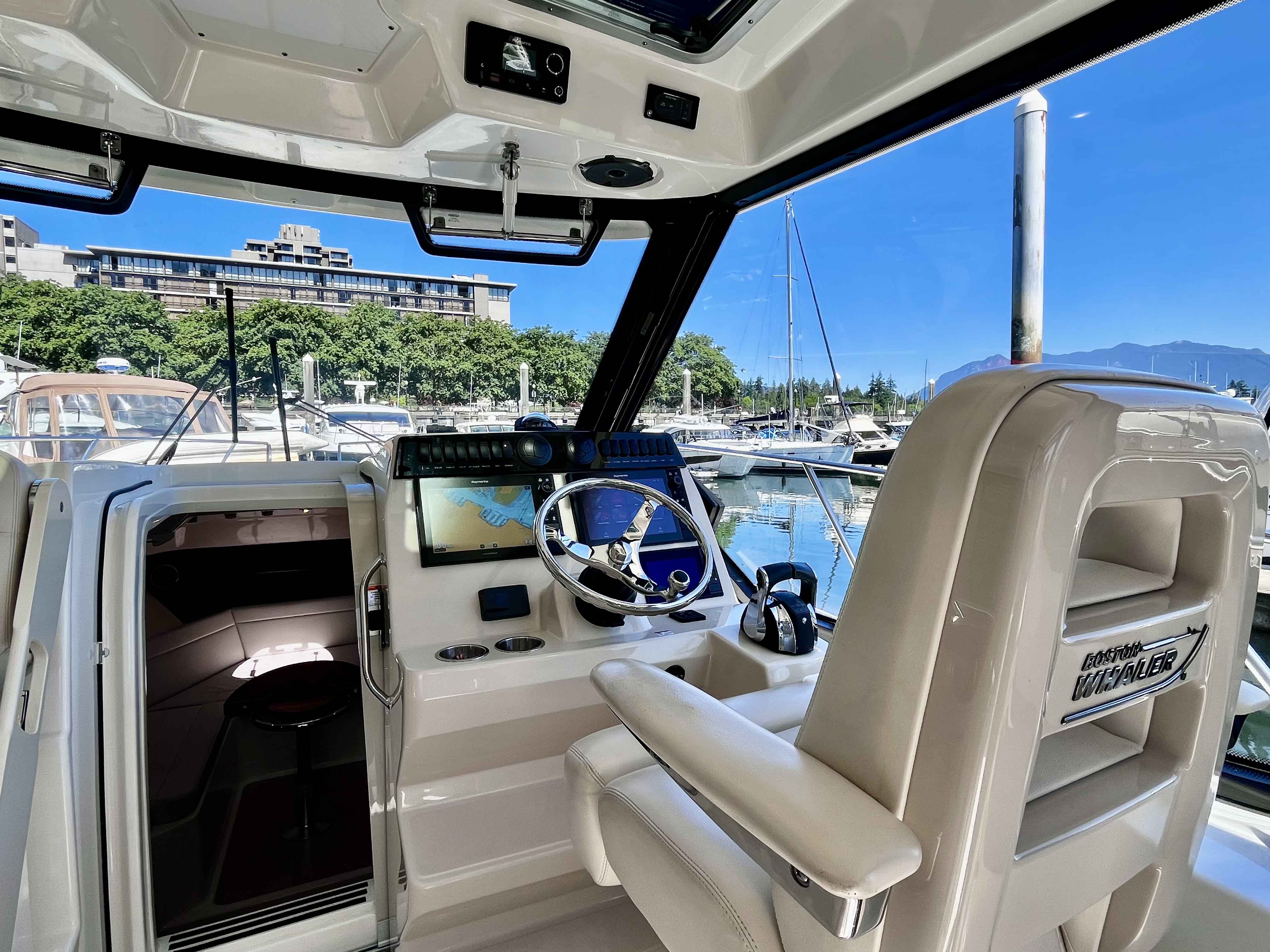 Pre-Owned 2020 Boston whaler 325 Pilothouse for Sale | Vancouver, BC | M&P Yacht Centre | 6a1a1b21a1595ac0f406219b