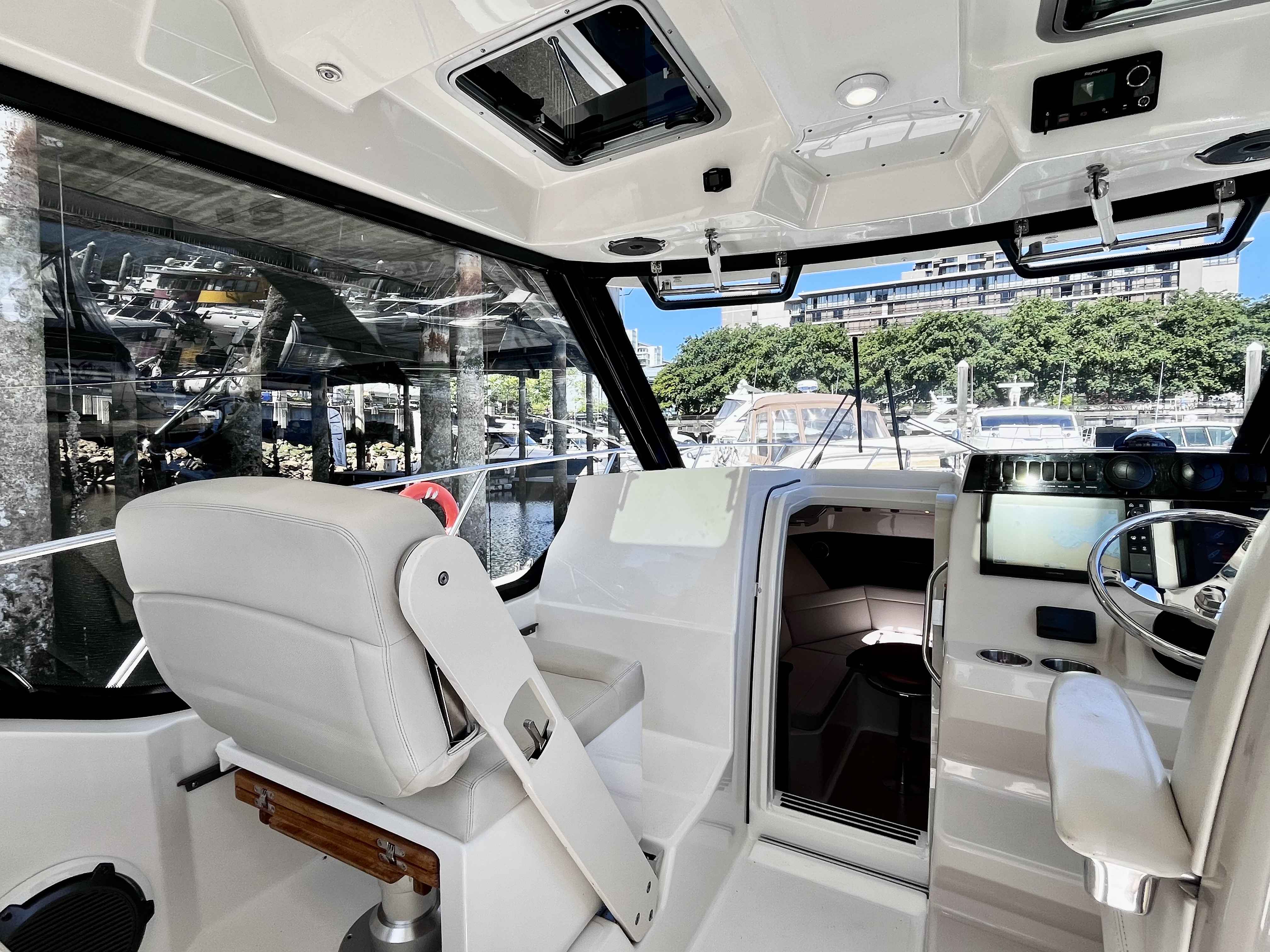 Pre-Owned 2020 Boston whaler 325 Pilothouse for Sale | Vancouver, BC | M&P Yacht Centre | 6a1a1b21a1595ac0f406219b