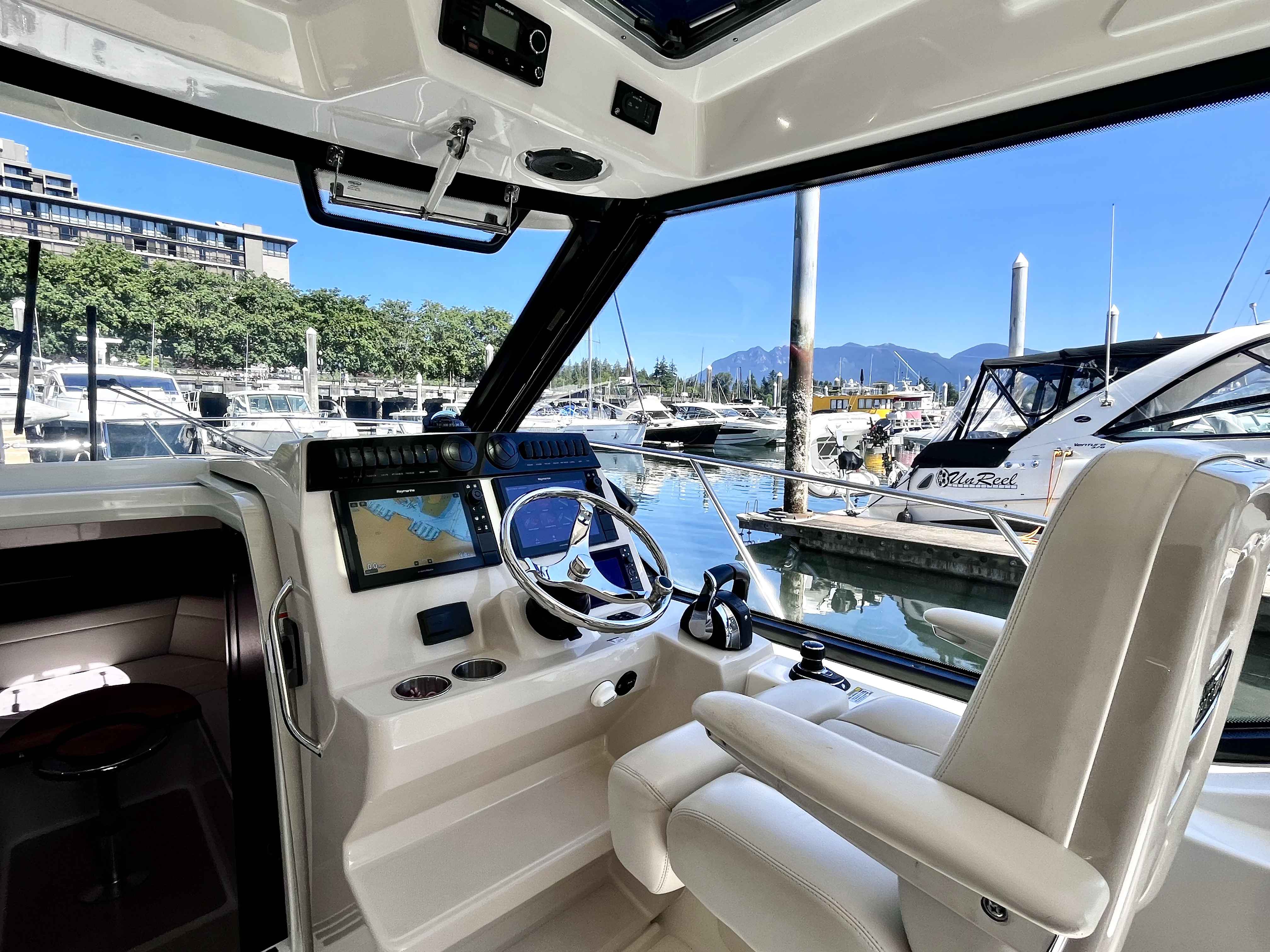 Pre-Owned 2020 Boston whaler 325 Pilothouse for Sale | Vancouver, BC | M&P Yacht Centre | 6a1a1b21a1595ac0f406219b