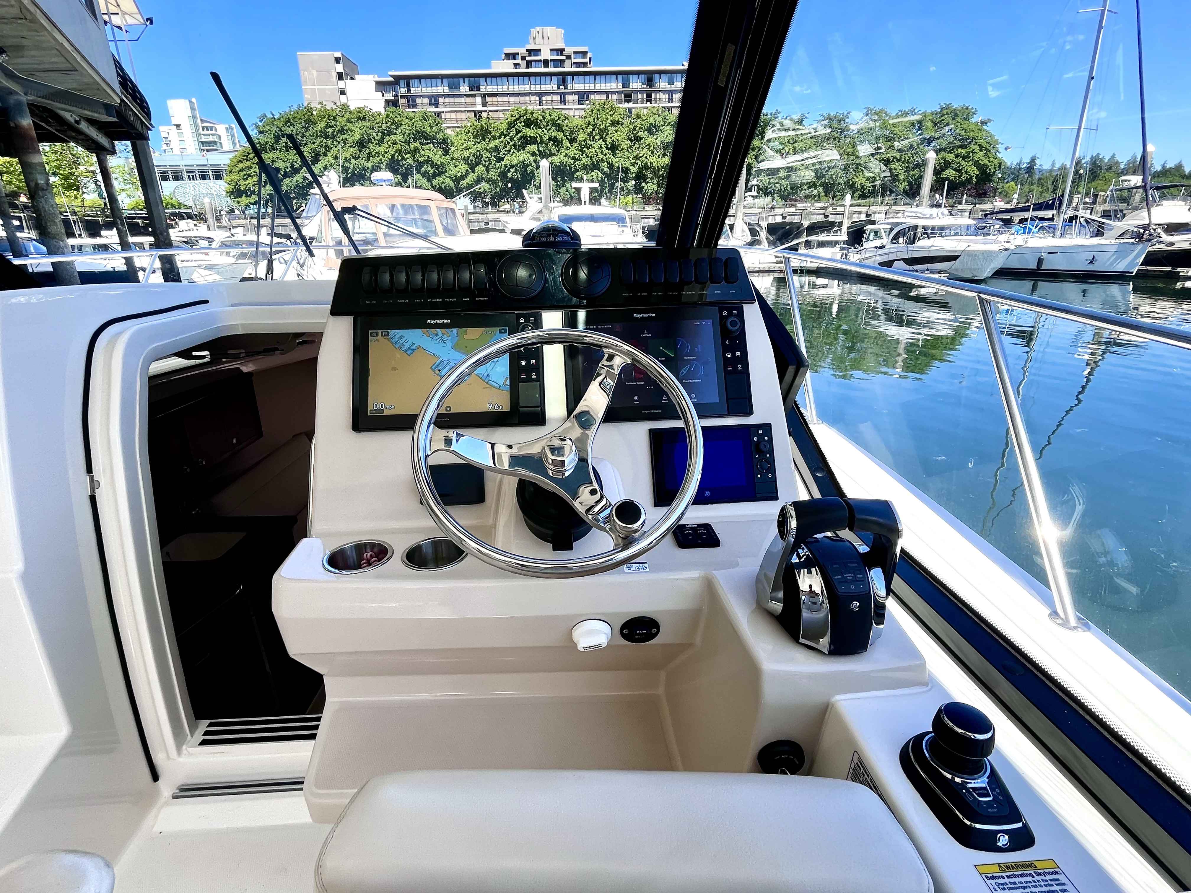 Pre-Owned 2020 Boston whaler 325 Pilothouse for Sale | Vancouver, BC | M&P Yacht Centre | 6a1a1b21a1595ac0f406219b