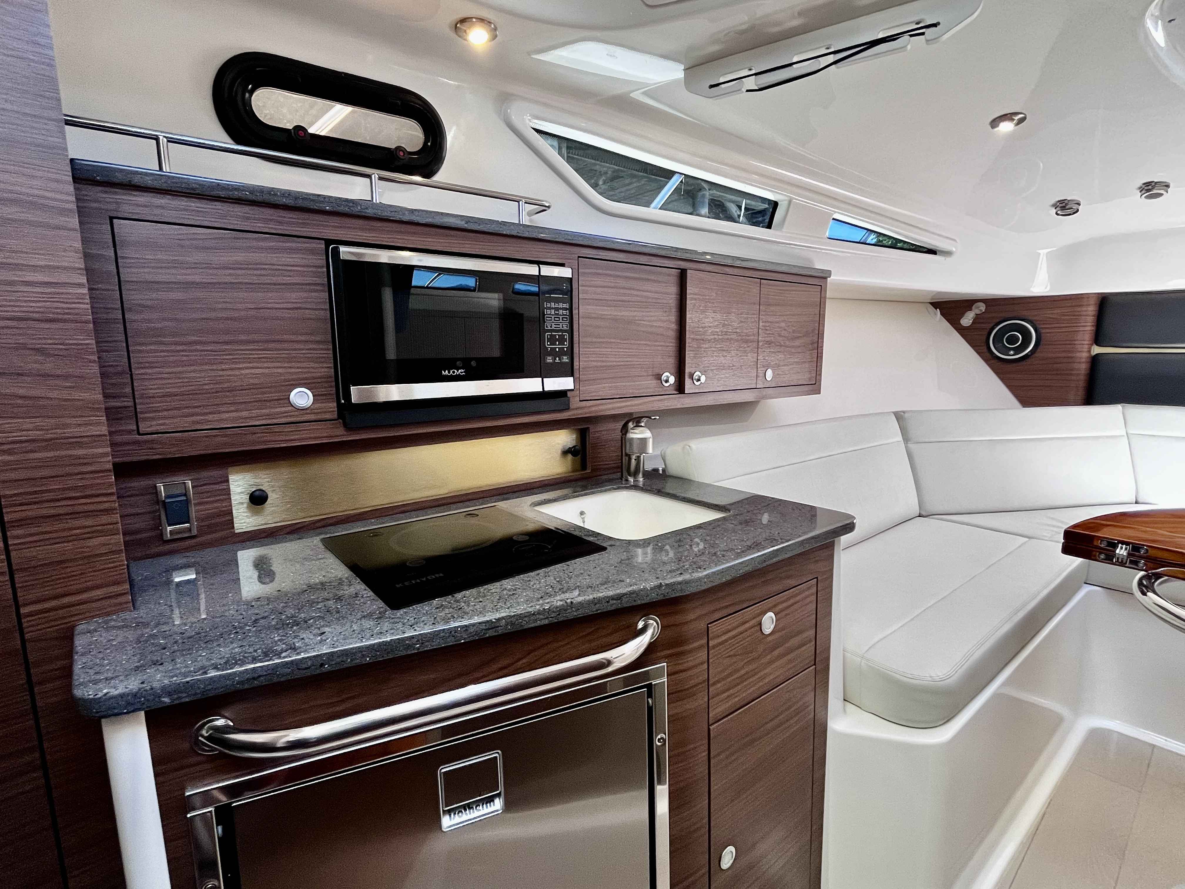 Pre-Owned 2020 Boston whaler 325 Pilothouse for Sale | Vancouver, BC | M&P Yacht Centre | 6a1a1b21a1595ac0f406219b