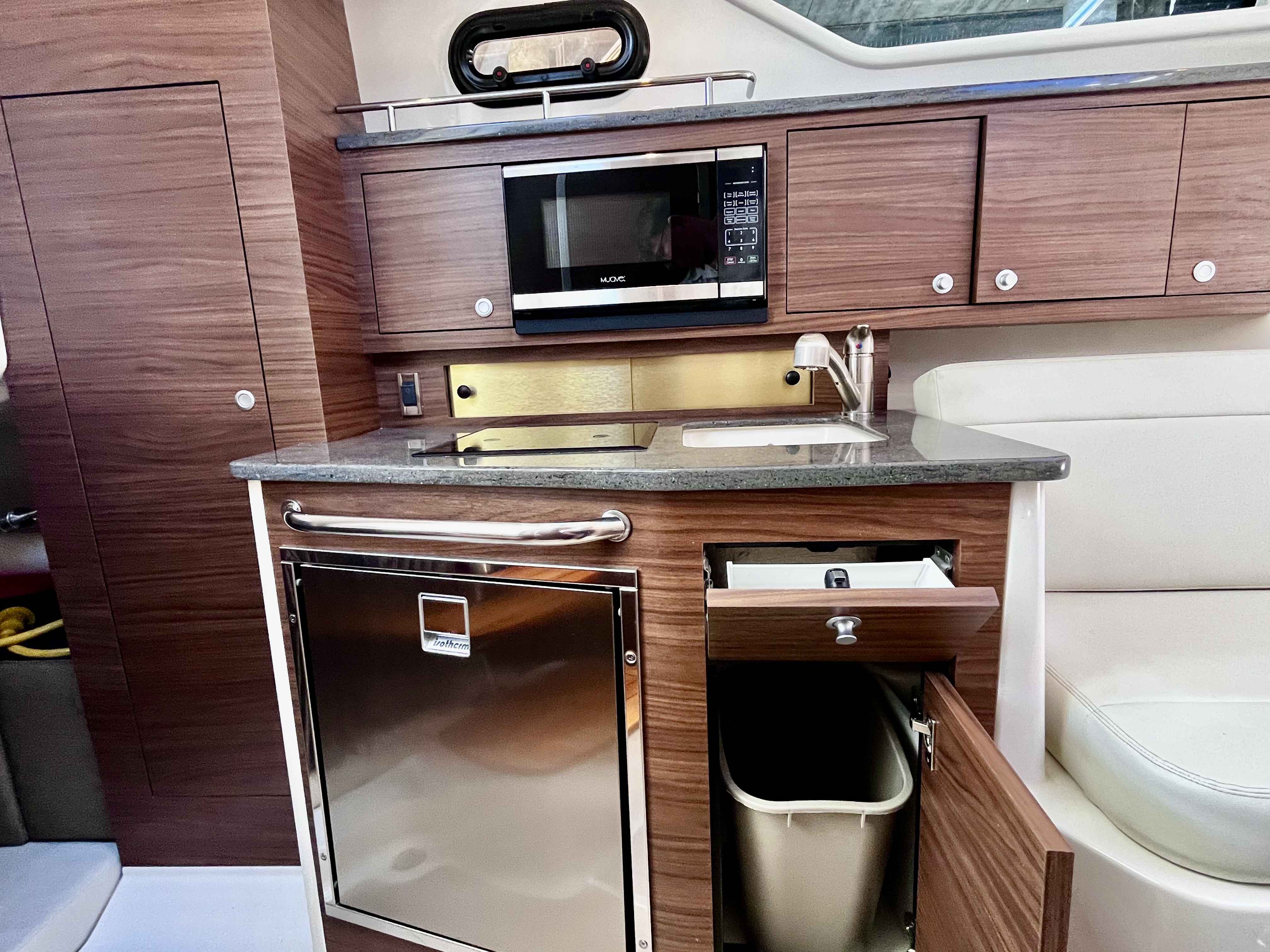 Pre-Owned 2020 Boston whaler 325 Pilothouse for Sale | Vancouver, BC | M&P Yacht Centre | 6a1a1b21a1595ac0f406219b