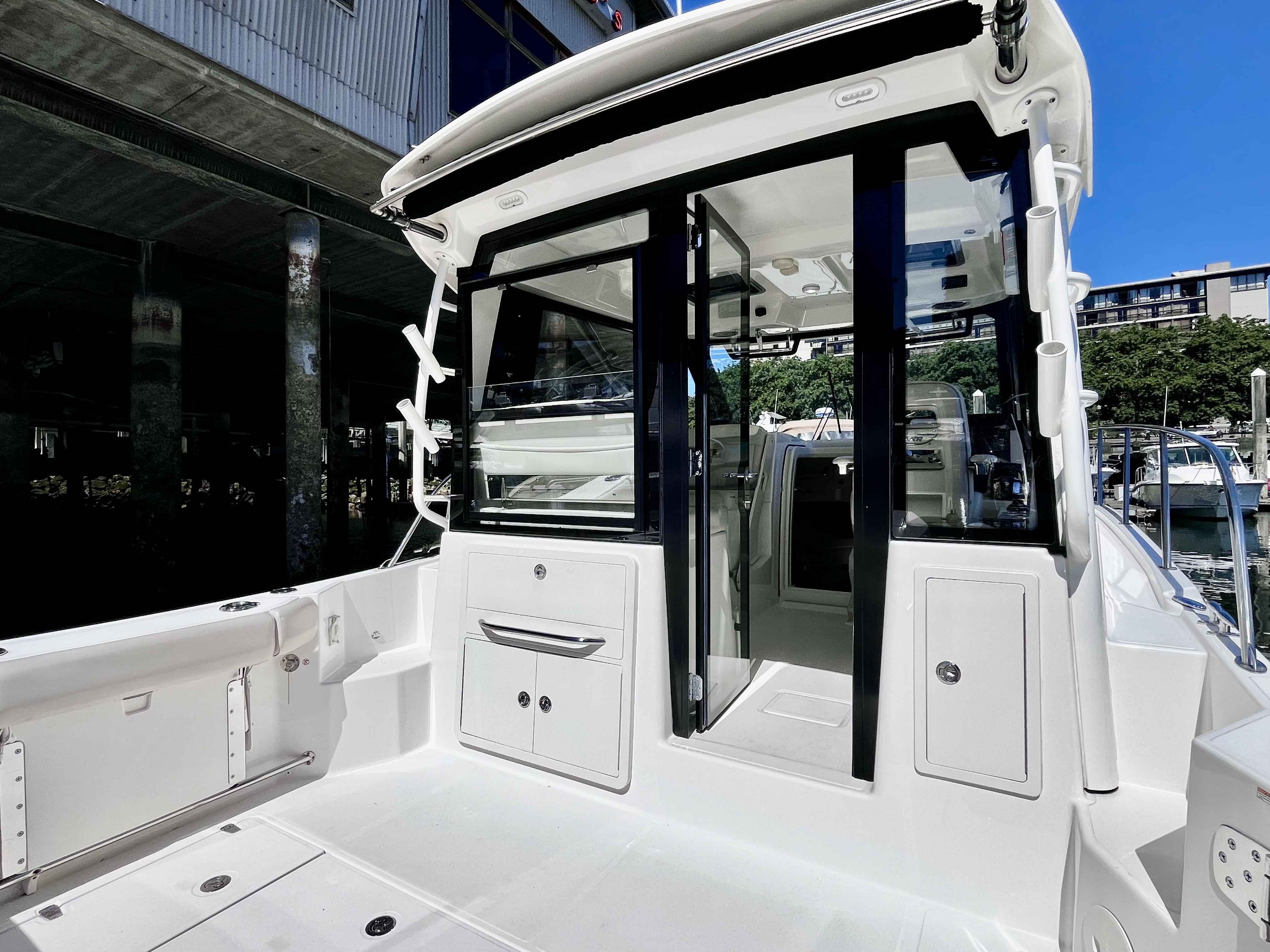 Pre-Owned 2020 Boston whaler 325 Pilothouse for Sale | Vancouver, BC | M&P Yacht Centre | 6a1a1b21a1595ac0f406219b