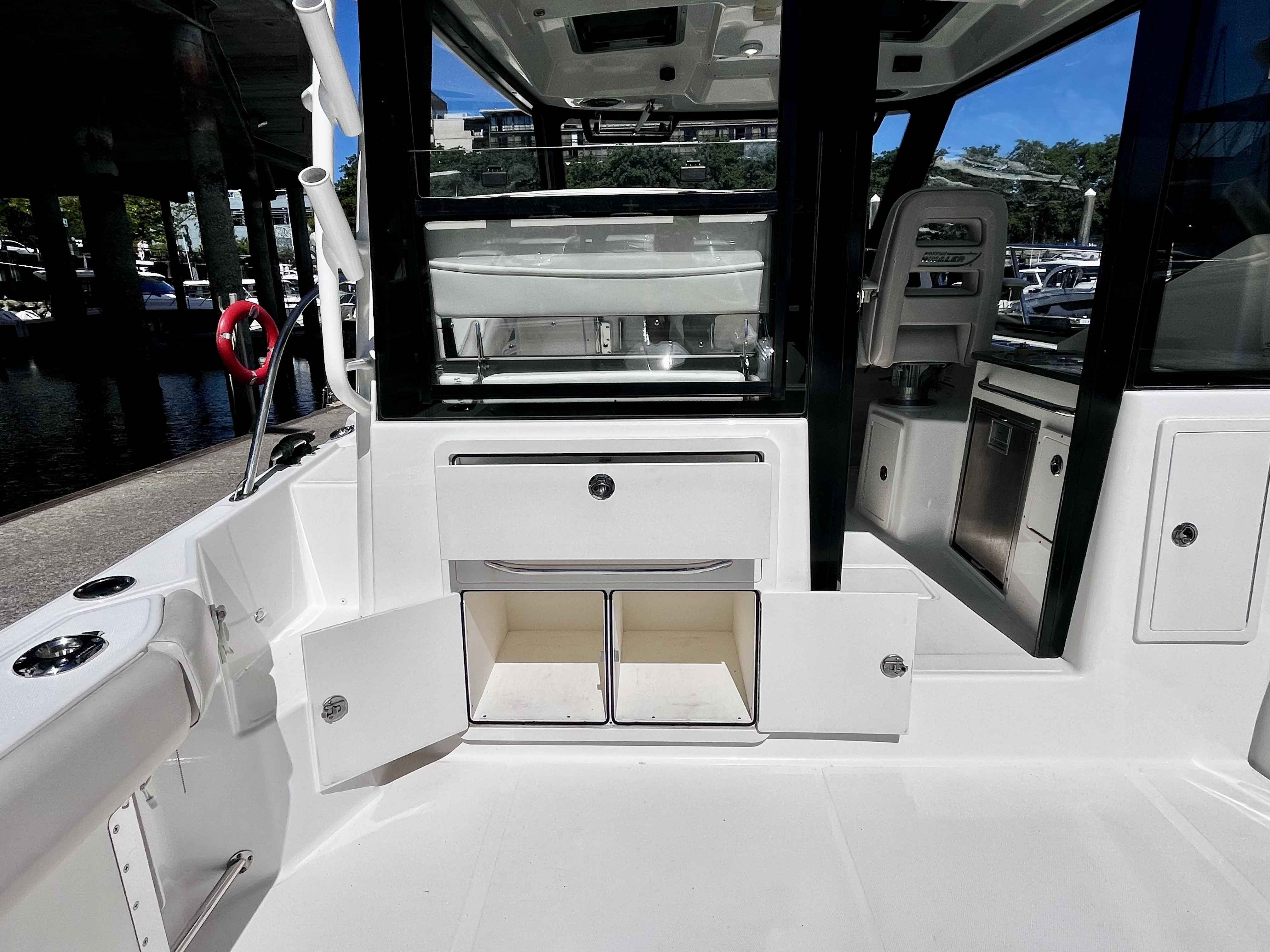 Pre-Owned 2020 Boston whaler 325 Pilothouse for Sale | Vancouver, BC | M&P Yacht Centre | 6a1a1b21a1595ac0f406219b