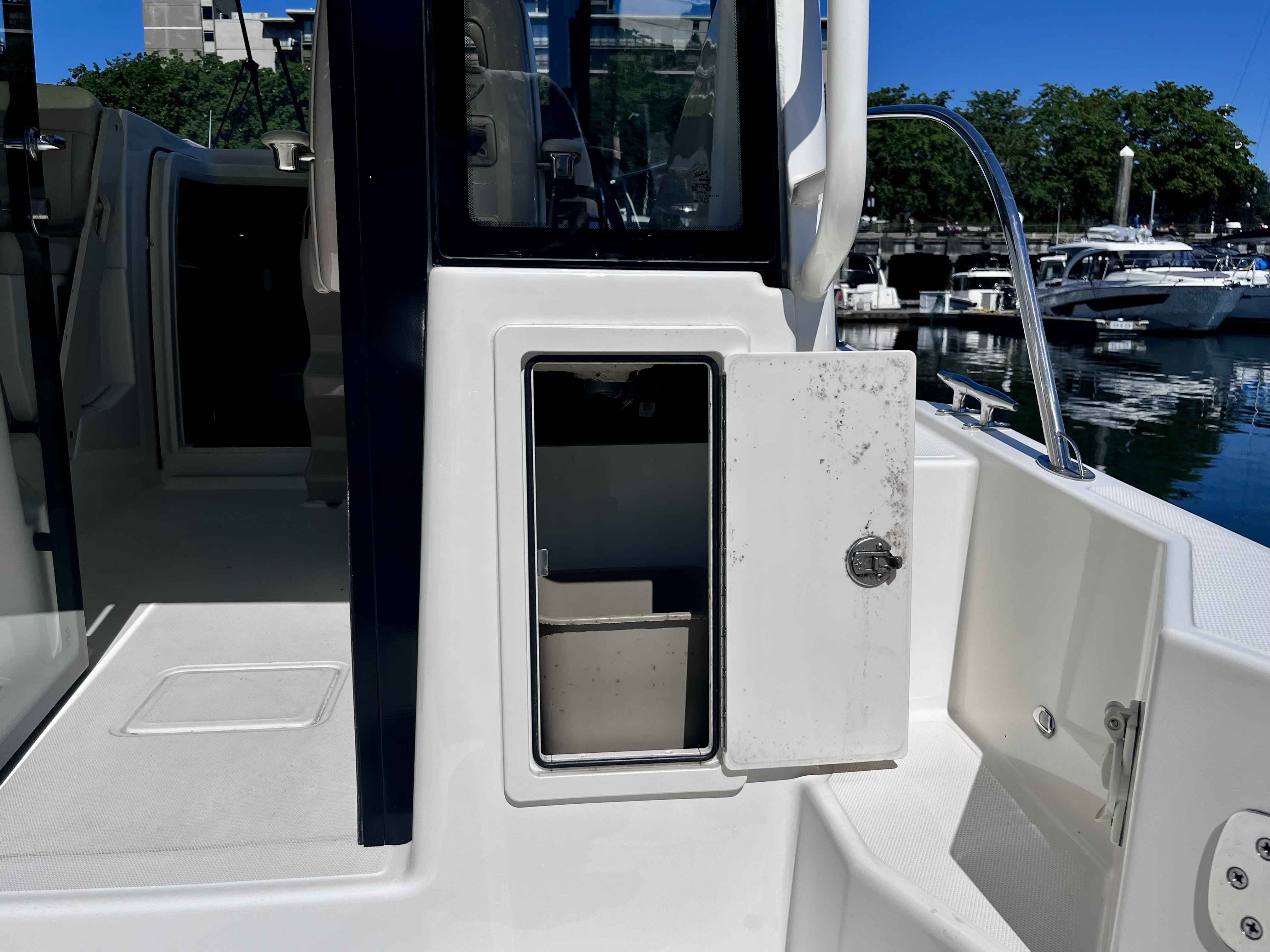 Pre-Owned 2020 Boston whaler 325 Pilothouse for Sale | Vancouver, BC | M&P Yacht Centre | 6a1a1b21a1595ac0f406219b