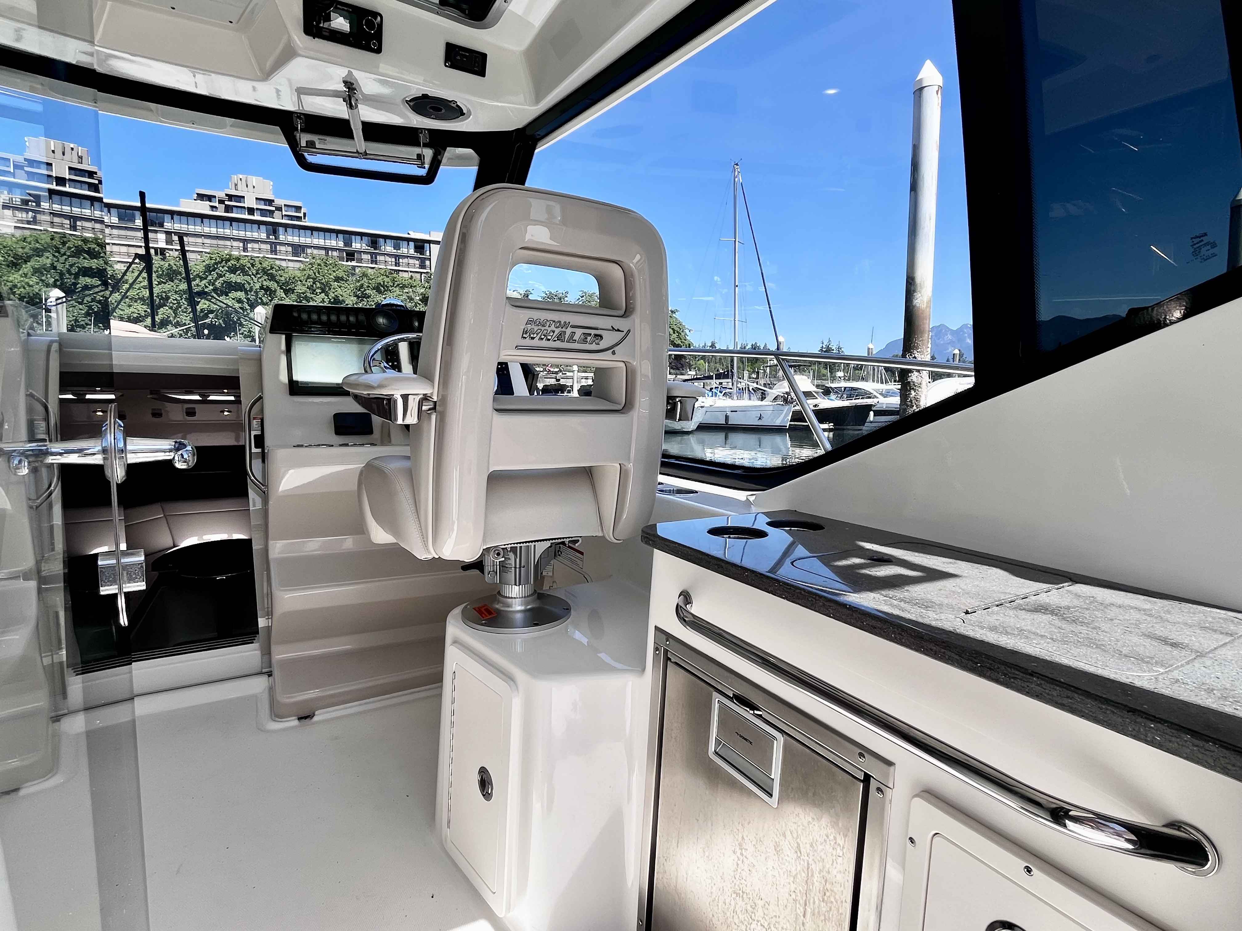 Pre-Owned 2020 Boston whaler 325 Pilothouse for Sale | Vancouver, BC | M&P Yacht Centre | 6a1a1b21a1595ac0f406219b