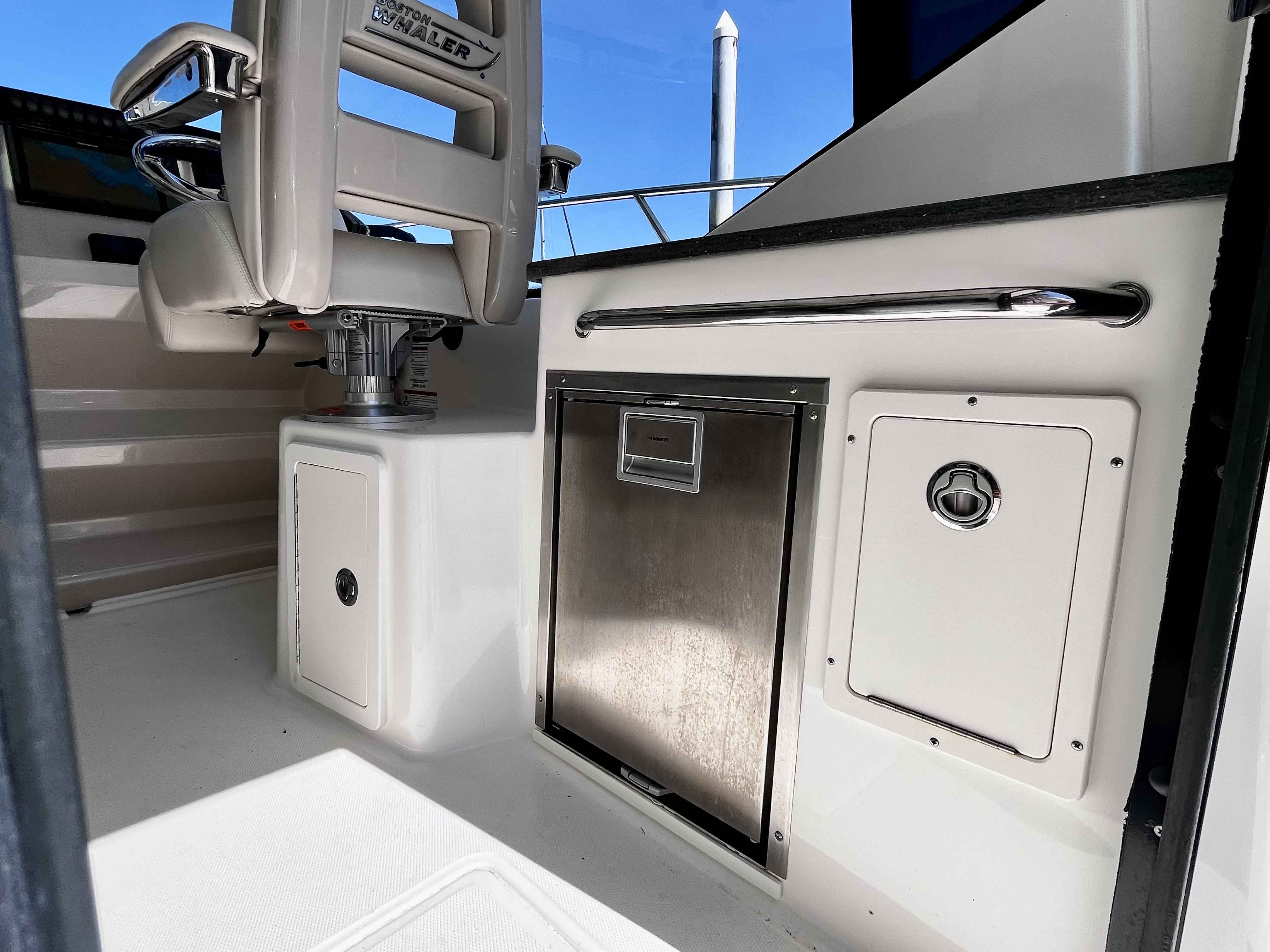Pre-Owned 2020 Boston whaler 325 Pilothouse for Sale | Vancouver, BC | M&P Yacht Centre | 6a1a1b21a1595ac0f406219b