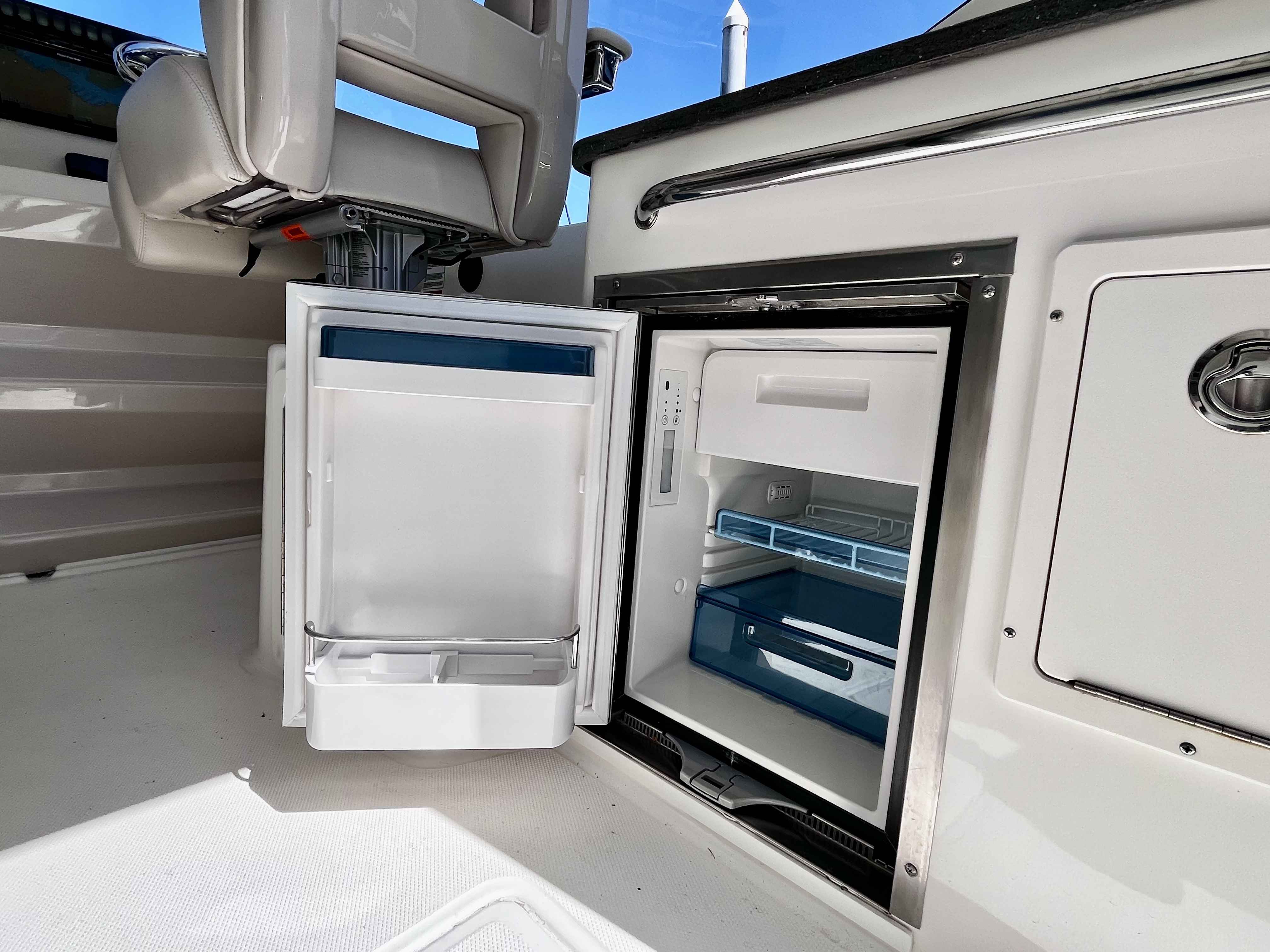Pre-Owned 2020 Boston whaler 325 Pilothouse for Sale | Vancouver, BC | M&P Yacht Centre | 6a1a1b21a1595ac0f406219b