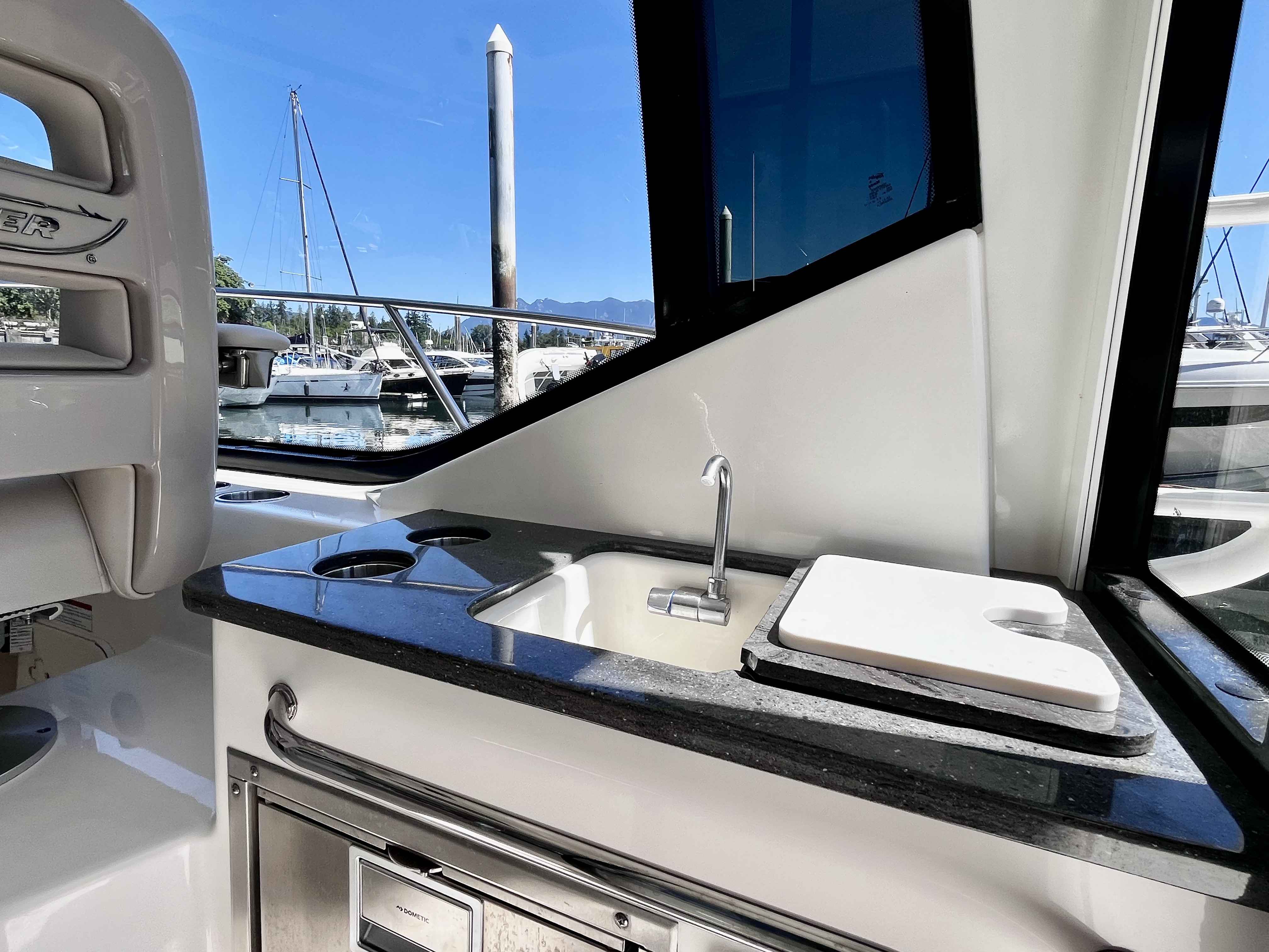 Pre-Owned 2020 Boston whaler 325 Pilothouse for Sale | Vancouver, BC | M&P Yacht Centre | 6a1a1b21a1595ac0f406219b