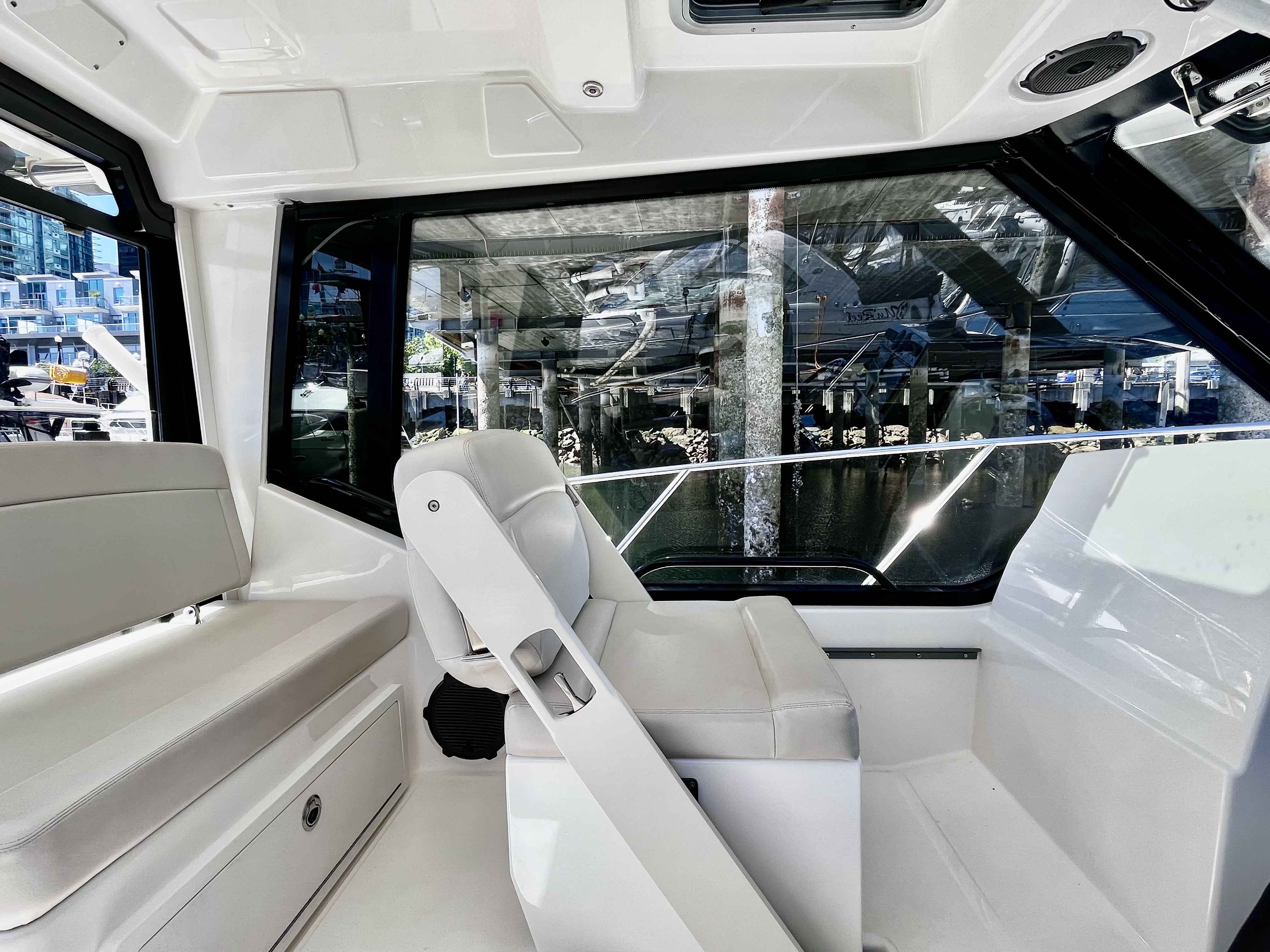 Pre-Owned 2020 Boston whaler 325 Pilothouse for Sale | Vancouver, BC | M&P Yacht Centre | 6a1a1b21a1595ac0f406219b
