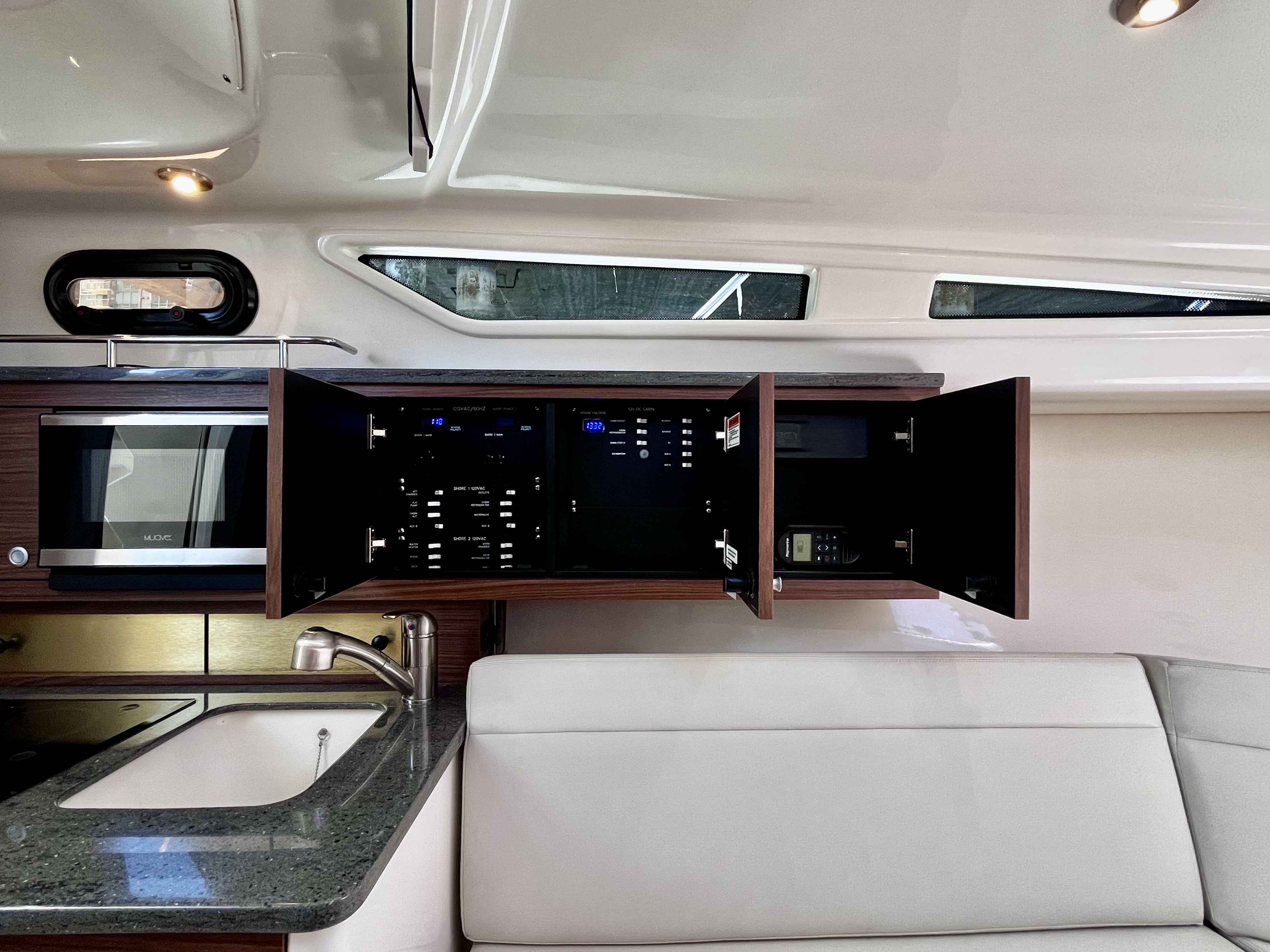 Pre-Owned 2020 Boston whaler 325 Pilothouse for Sale | Vancouver, BC | M&P Yacht Centre | 6a1a1b21a1595ac0f406219b