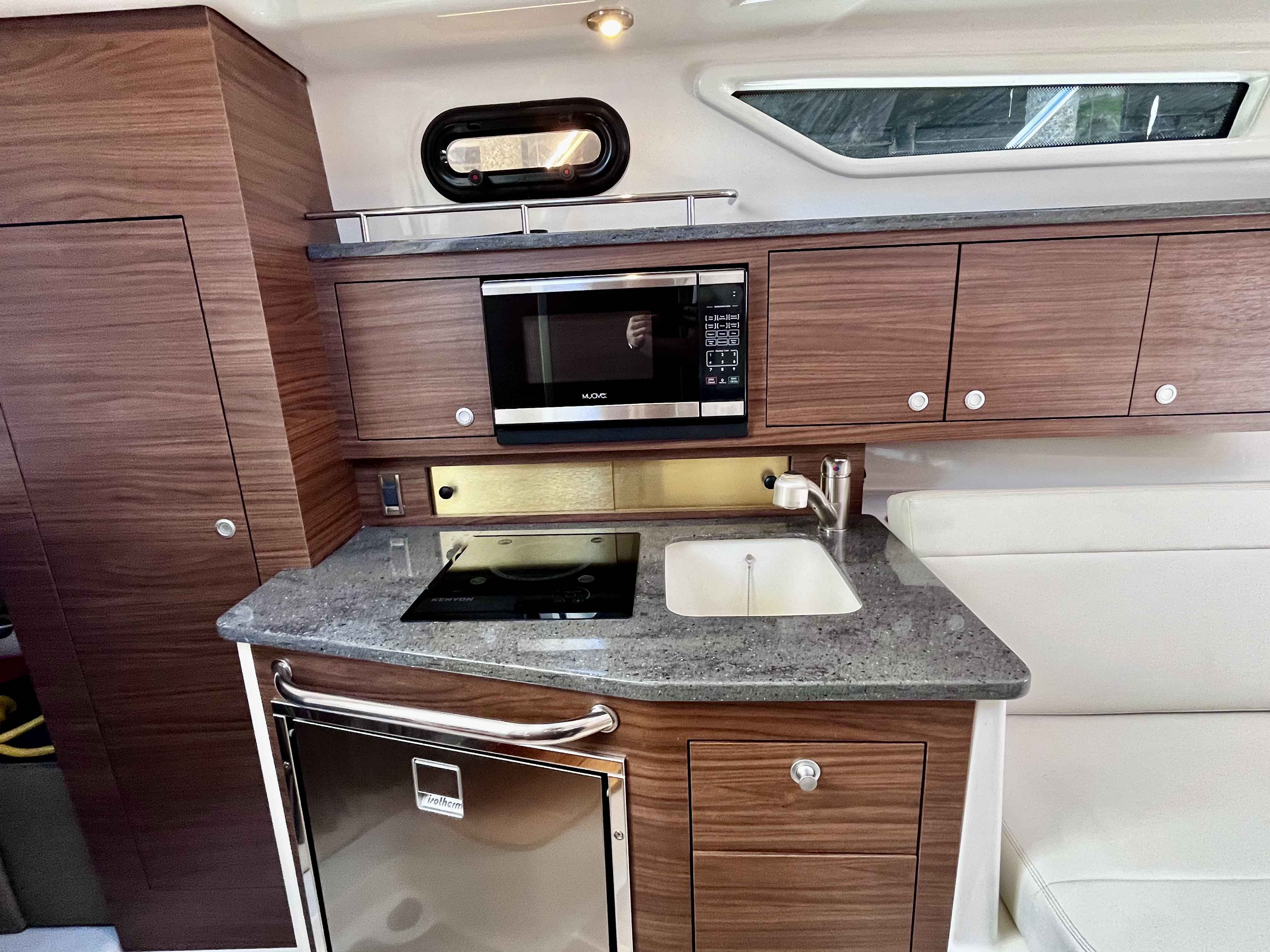 Pre-Owned 2020 Boston whaler 325 Pilothouse for Sale | Vancouver, BC | M&P Yacht Centre | 6a1a1b21a1595ac0f406219b