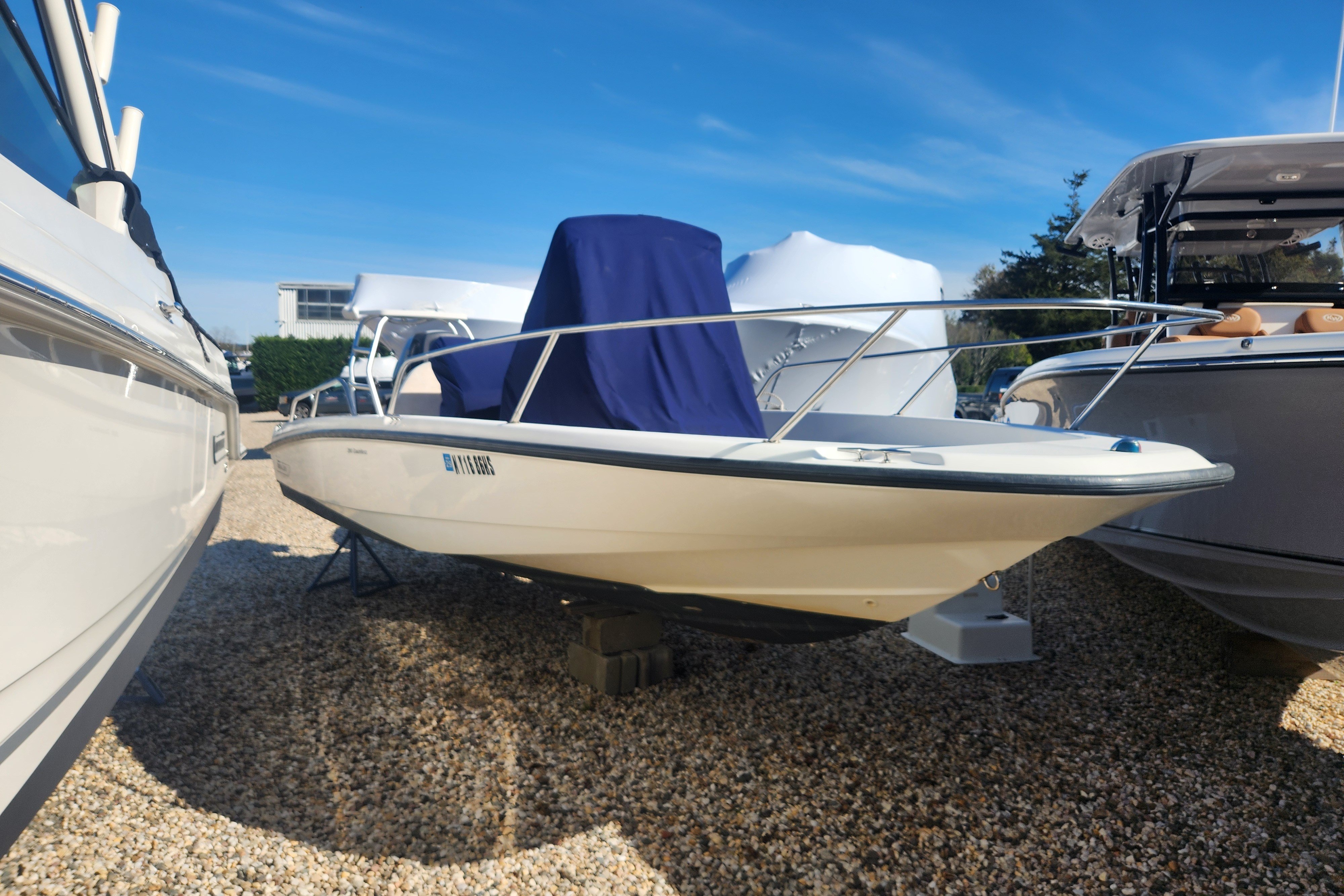 2011 Boston whaler 200 Dauntless