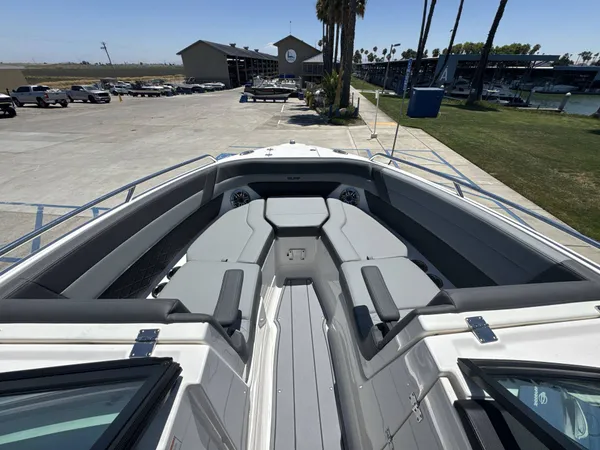 2025 Chaparral 26 Surf 4