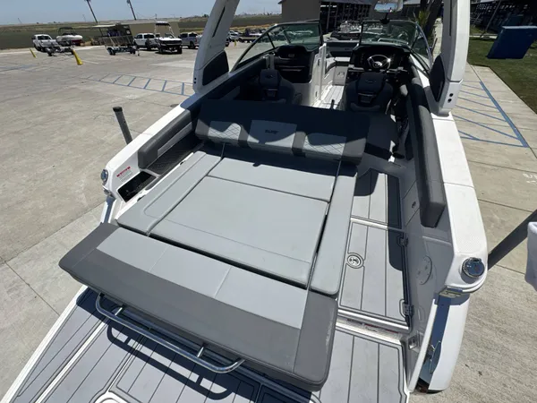 2025 Chaparral 26 Surf 8