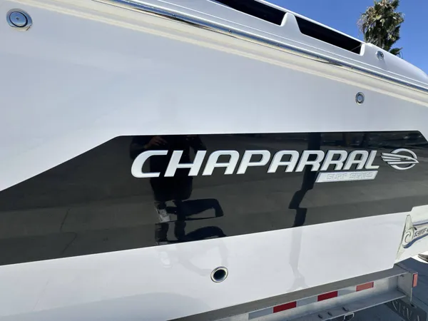 2025 Chaparral 26 Surf 9