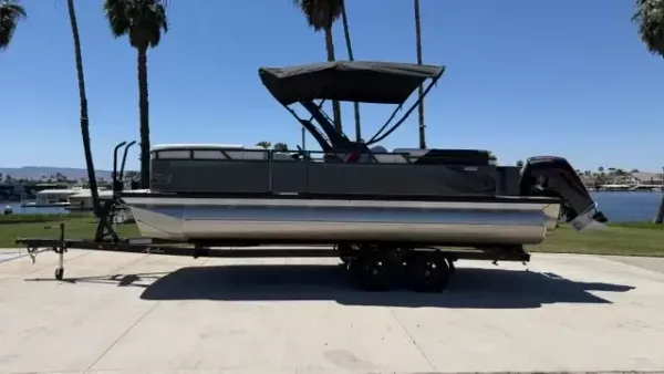 2026 Avalon Venture 85 Quad Lounge 1