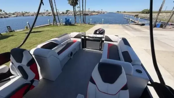 2026 Avalon Venture 85 Quad Lounge 3