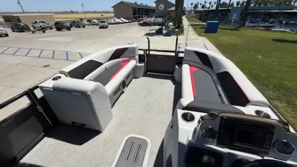 2026 Avalon Venture 85 Quad Lounge 8