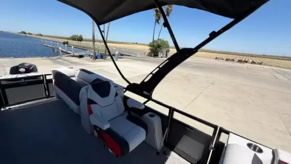 2026 Avalon Venture 85 Quad Lounge 9
