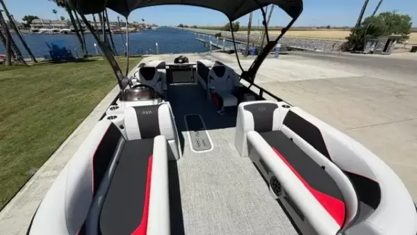 2026 Avalon Venture 85 Quad Lounge 10