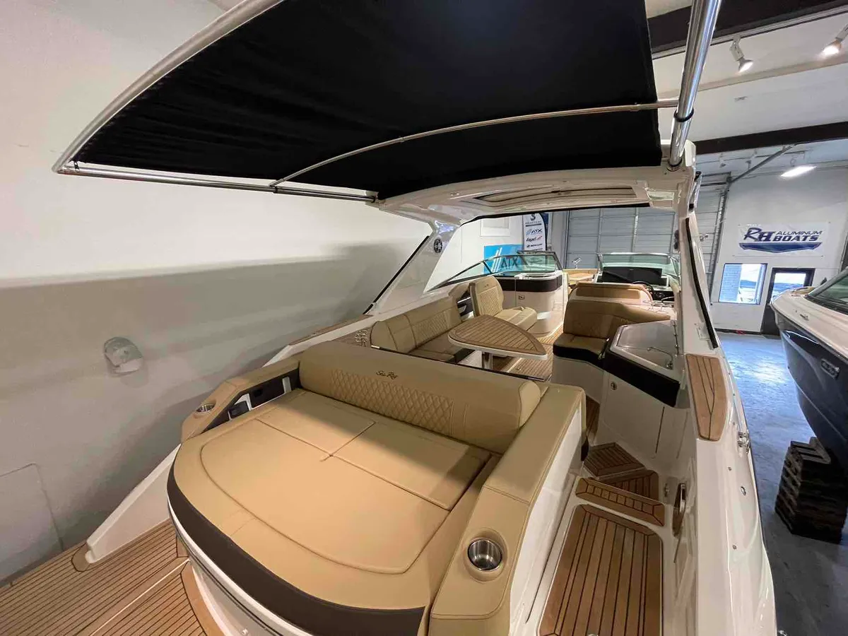 2024 Sea Ray SLX 310-11