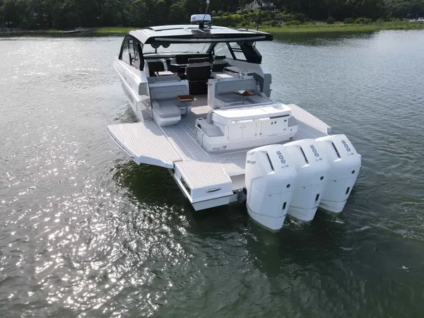 2025 Cruisers Yachts 50 GLS OB detail image 3