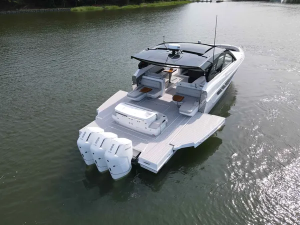 2025 Cruisers Yachts 50 GLS OB detail image 6