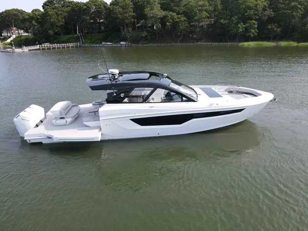 2025 Cruisers Yachts 50 GLS OB detail image 8